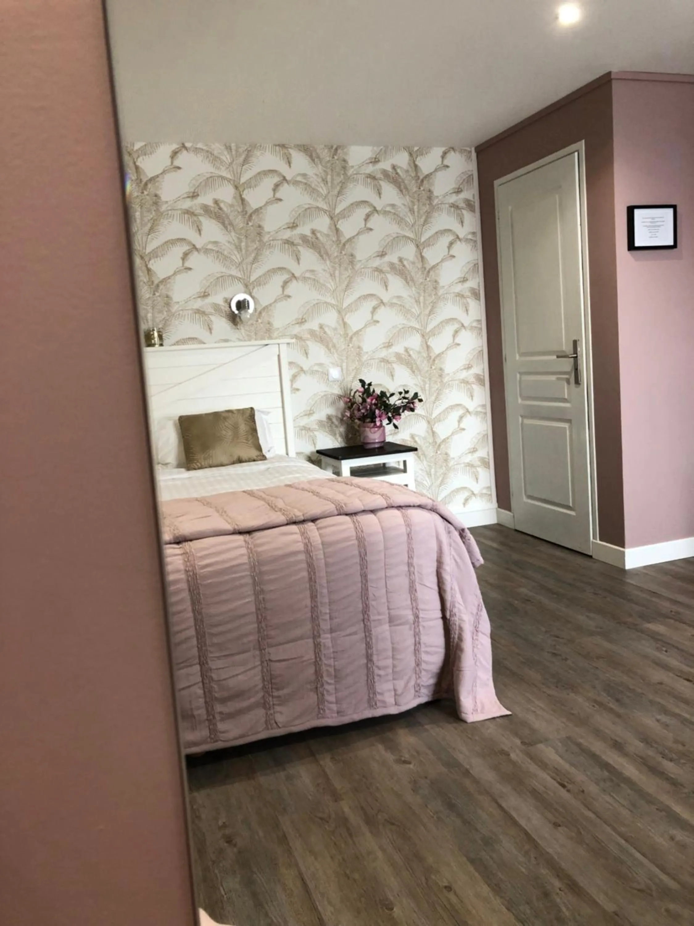 Bed in Hotel Les Embruns