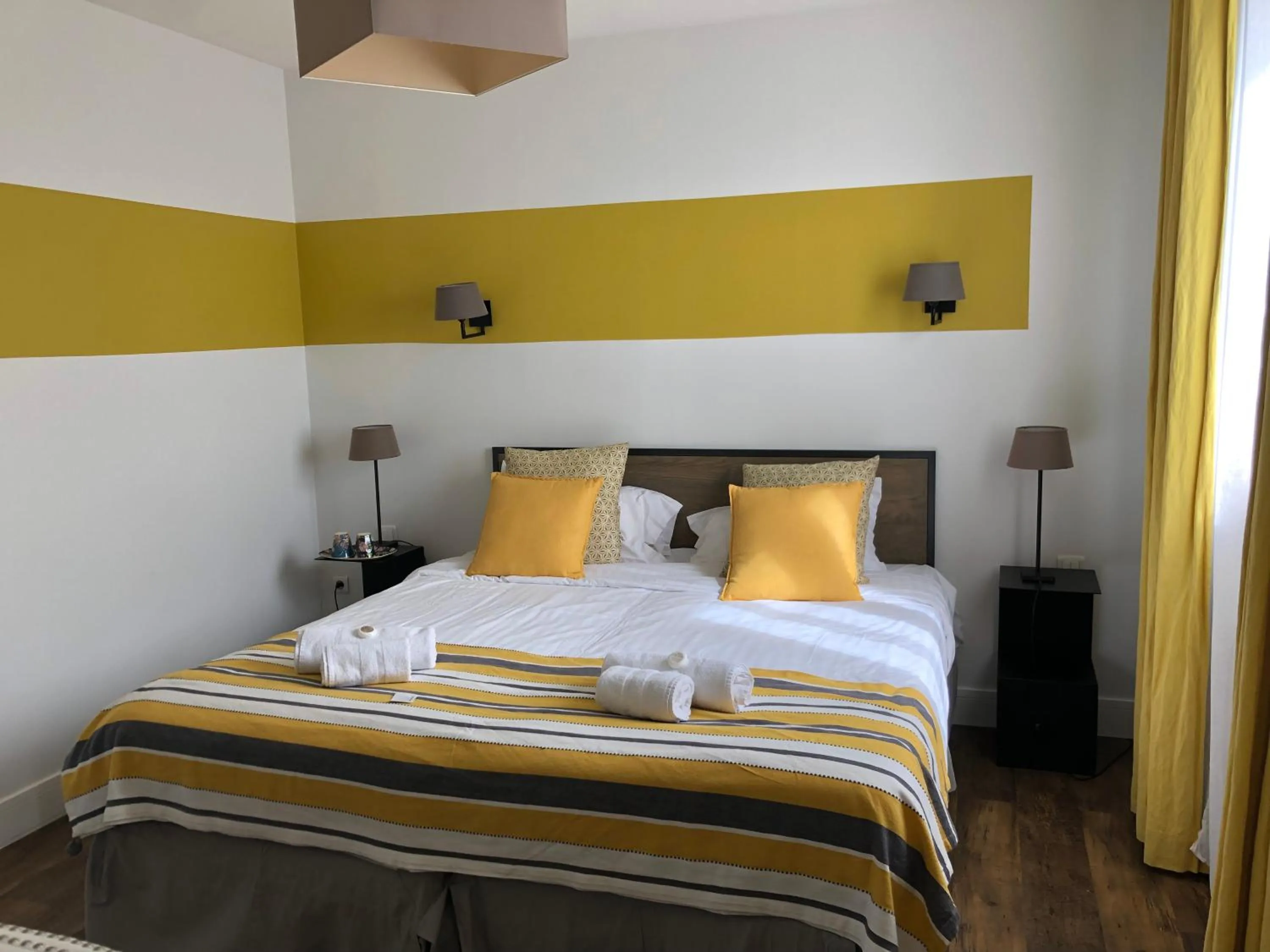 Property building, Bed in Hotel Les Embruns