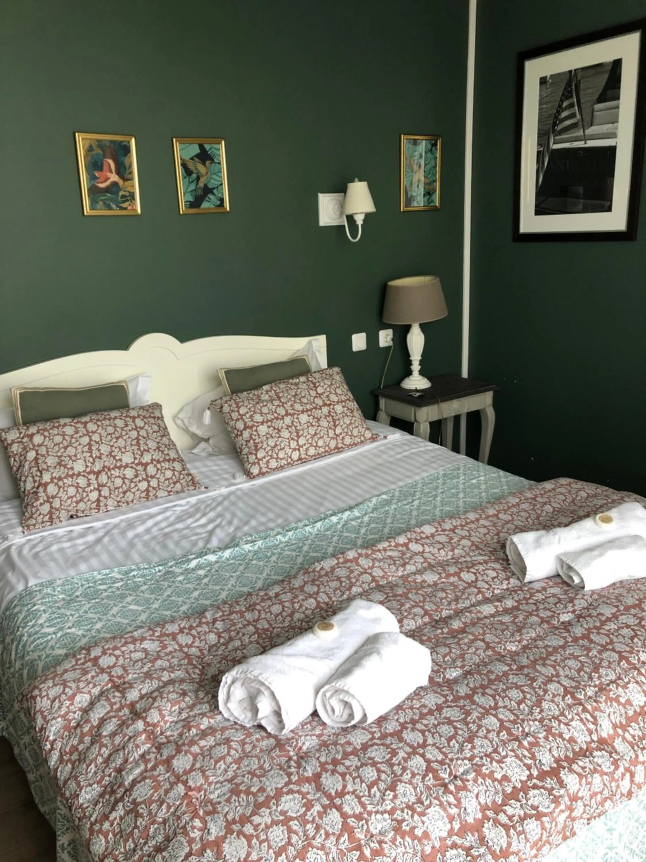 Property building, Bed in Hotel Les Embruns