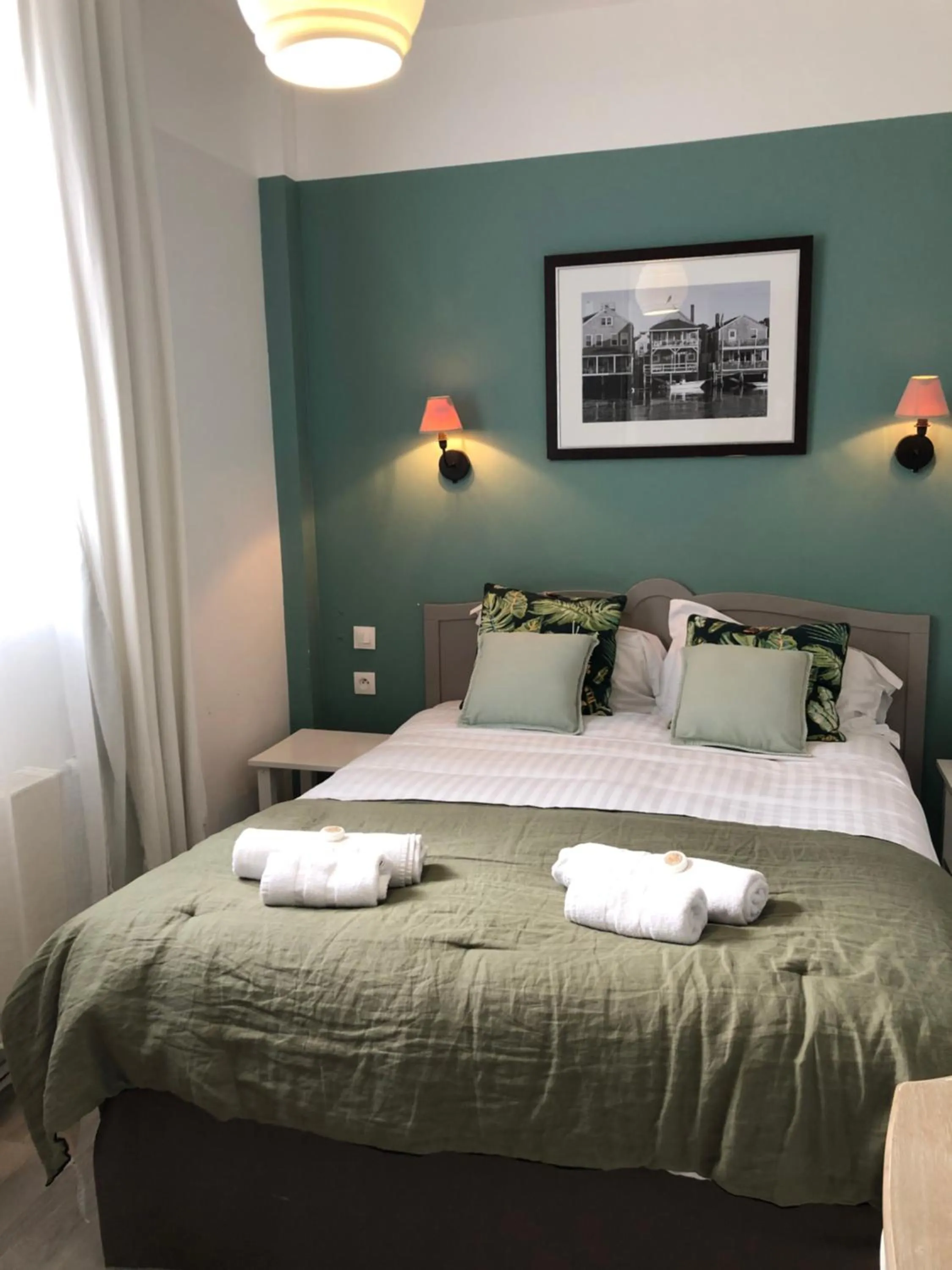 Property building, Bed in Hotel Les Embruns