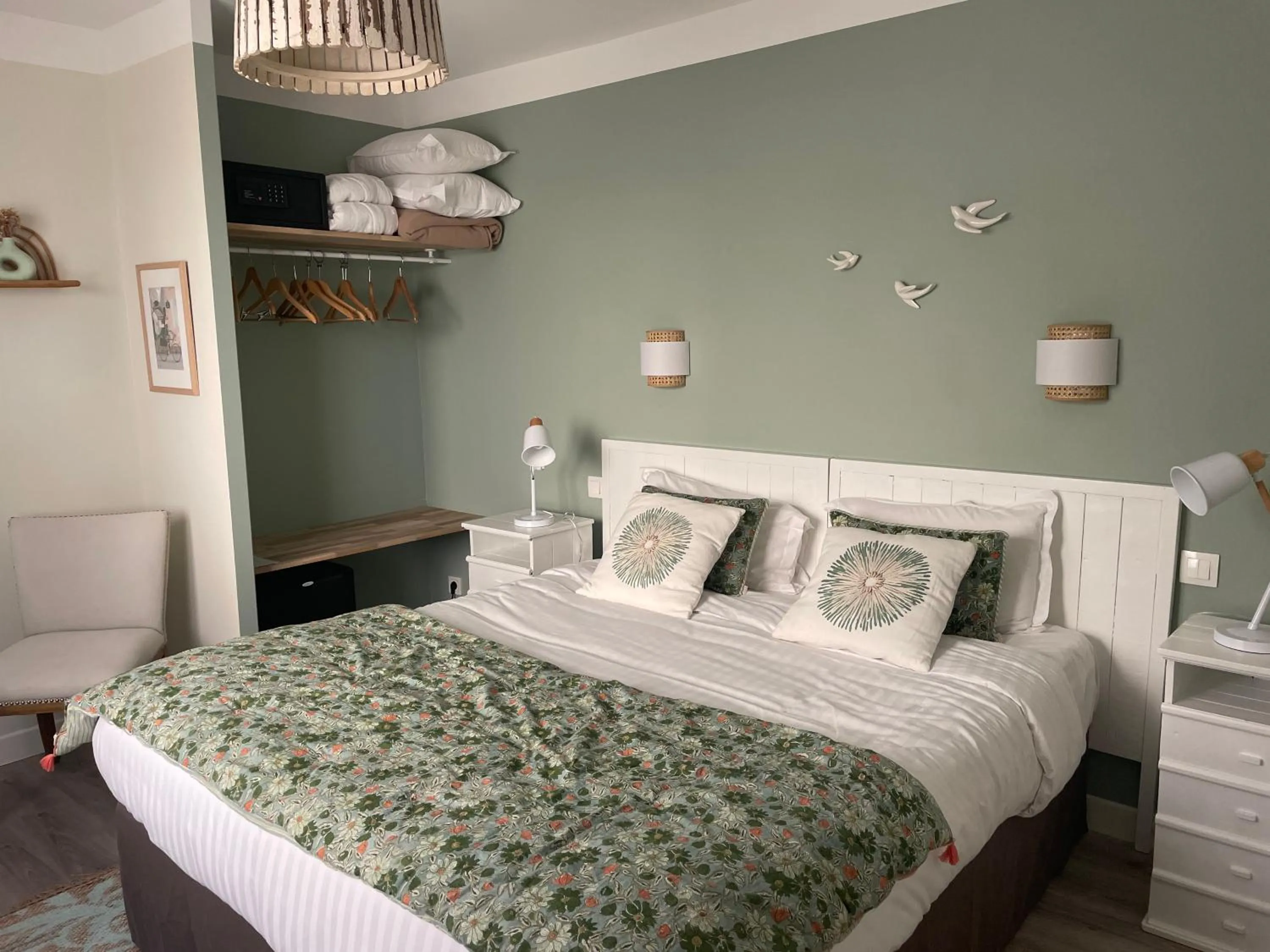 Property building, Bed in Hotel Les Embruns