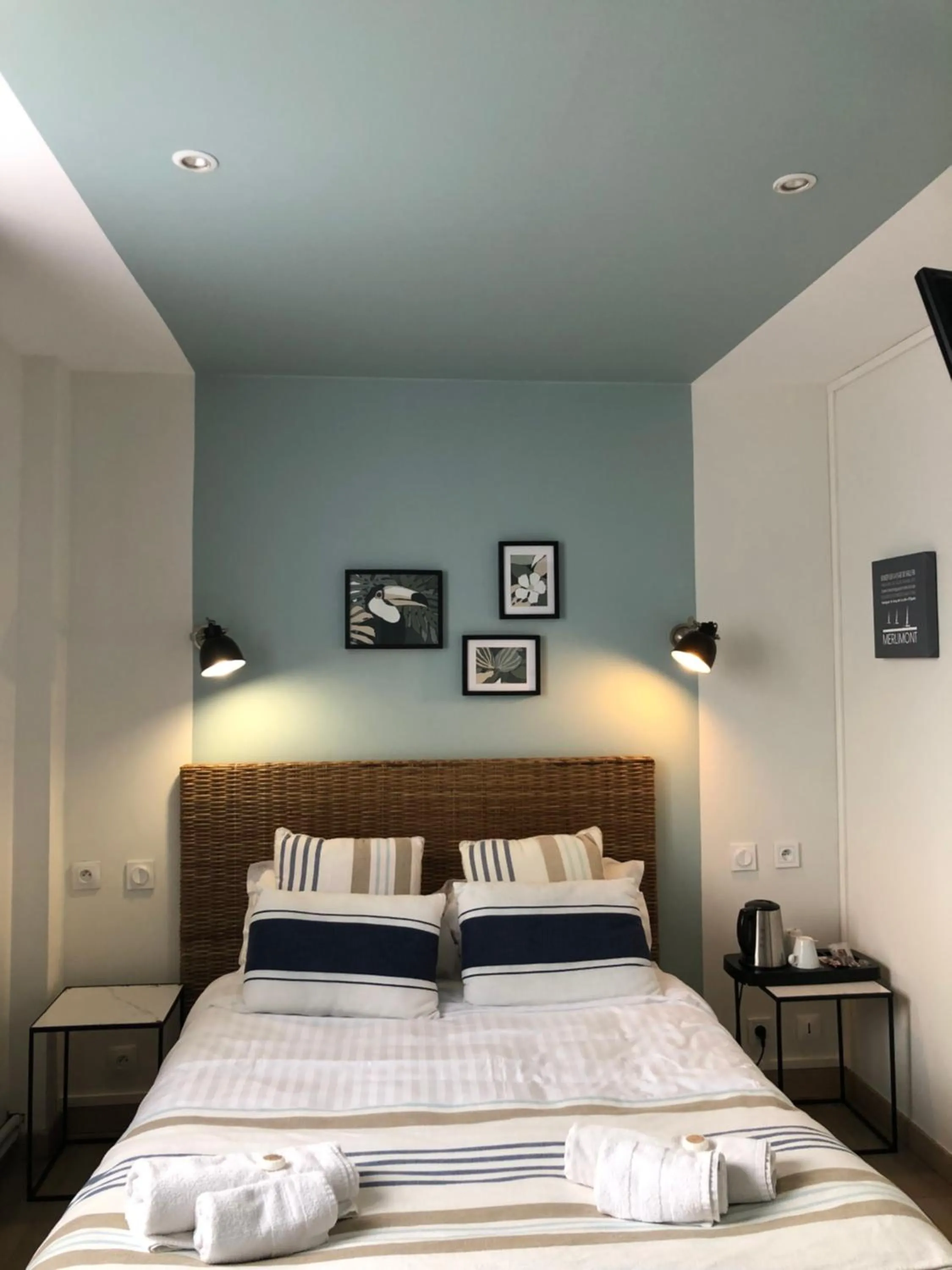 Property building, Bed in Hotel Les Embruns