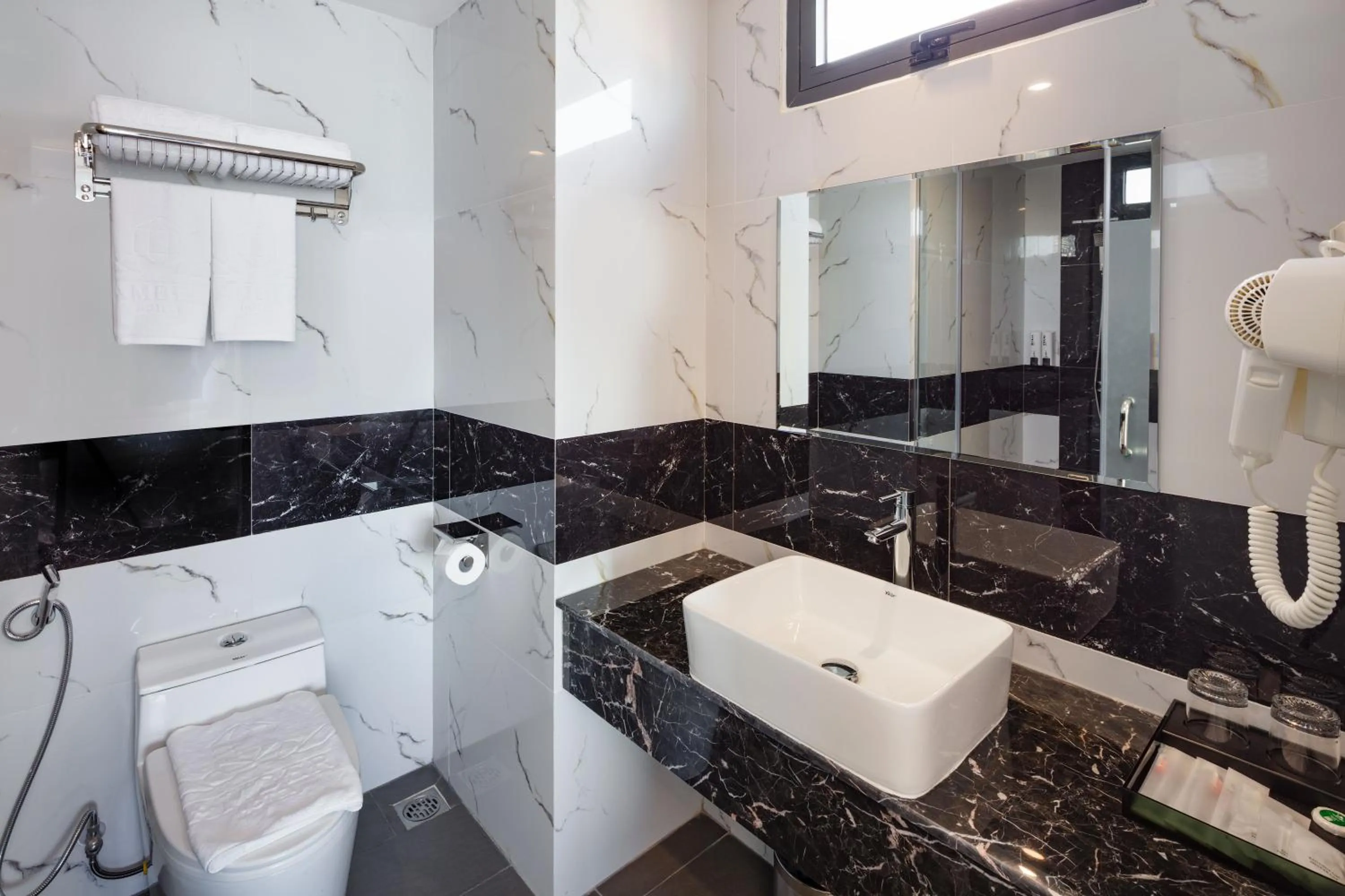 Toilet in Amber Hotel managed by HT