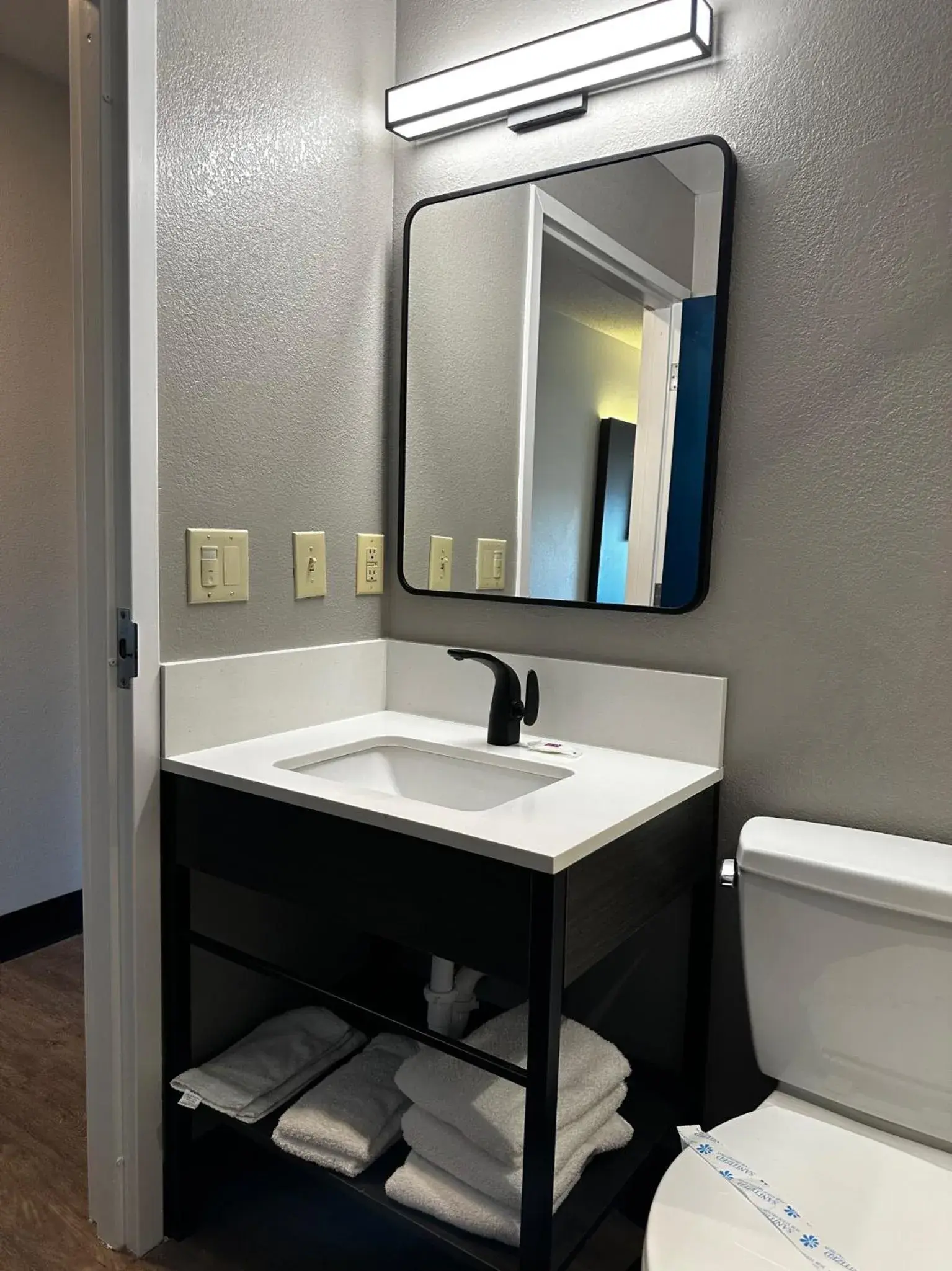 Queen Room - Non-Smoking in Motel 6 Indianapolis Carmel Queen Room - Non-Smoking in Motel 6 Indianapolis Carmel