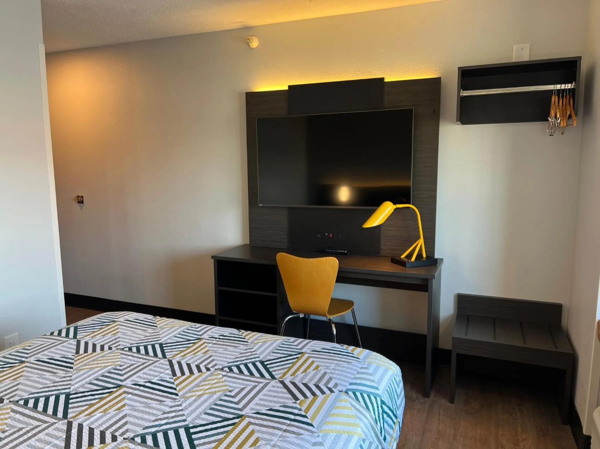 Communal lounge/ TV room, Bed in Motel 6 Indianapolis Carmel