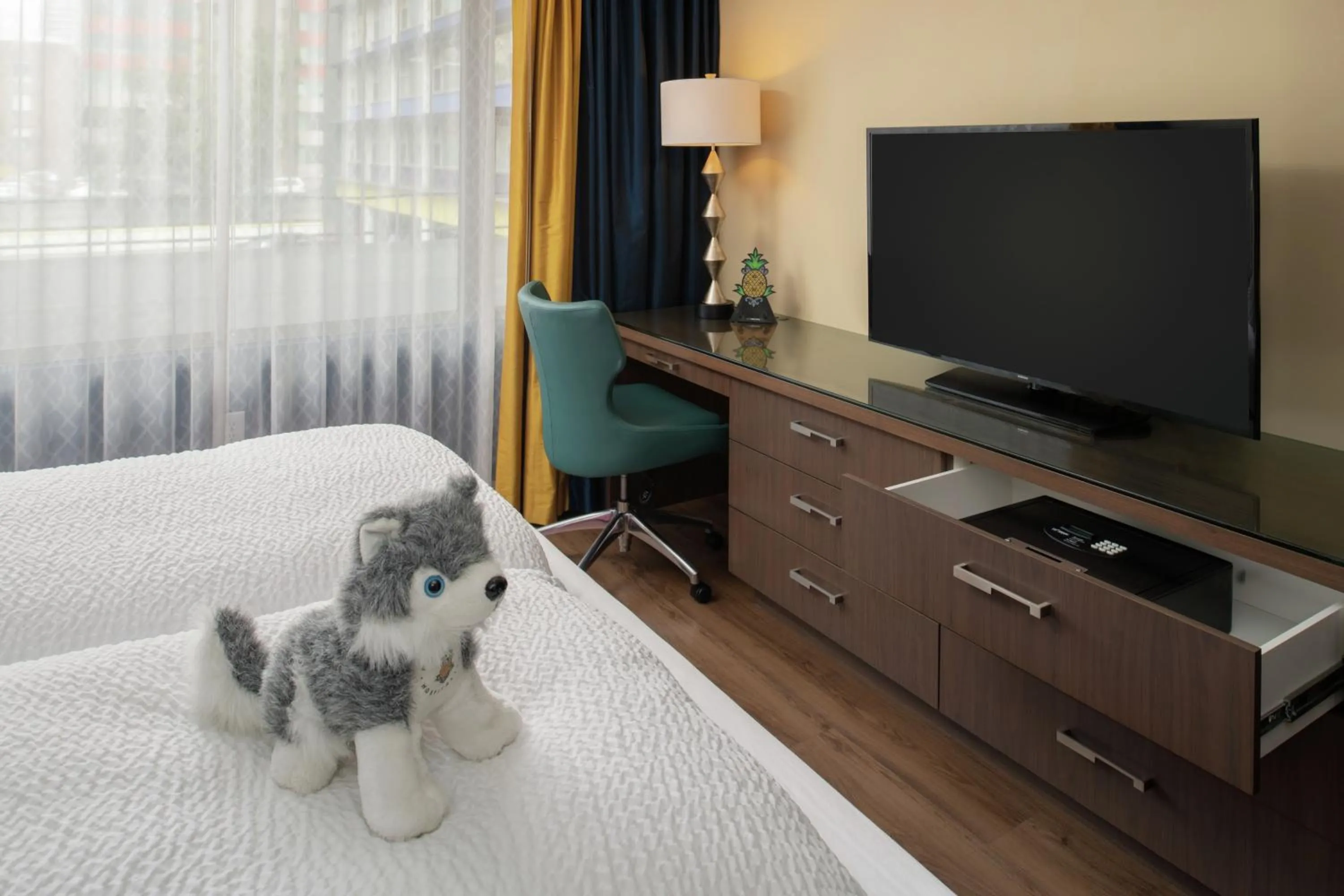 TV and multimedia, Bed in Staypineapple, Hotel Rose, Downtown Portland