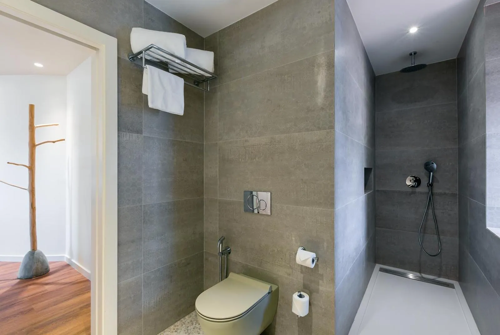 Toilet in Three House Hotel