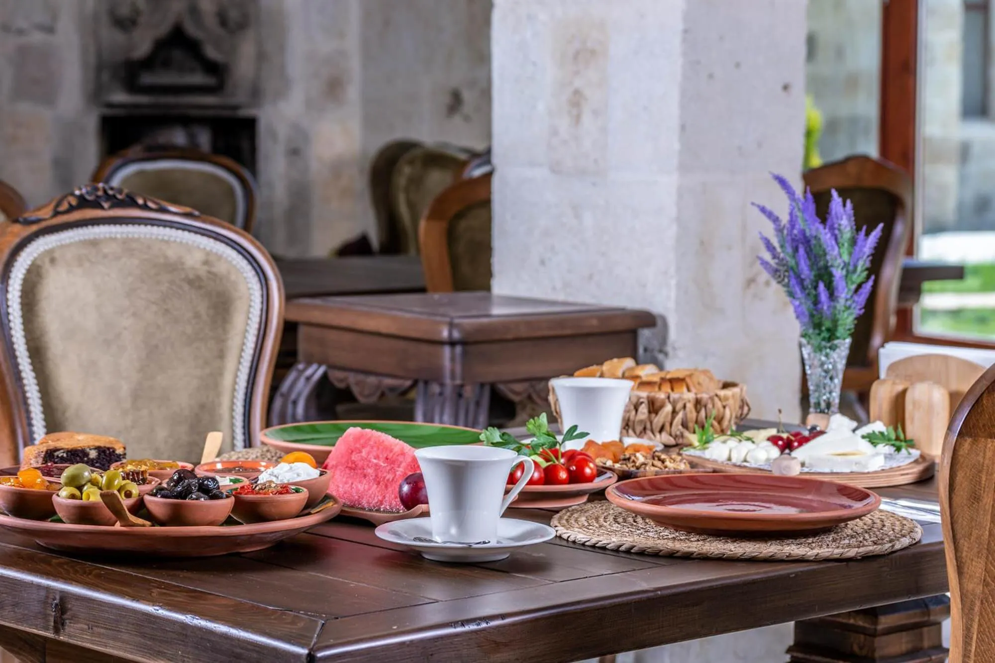 Restaurant/places to eat in Zeydem Suites