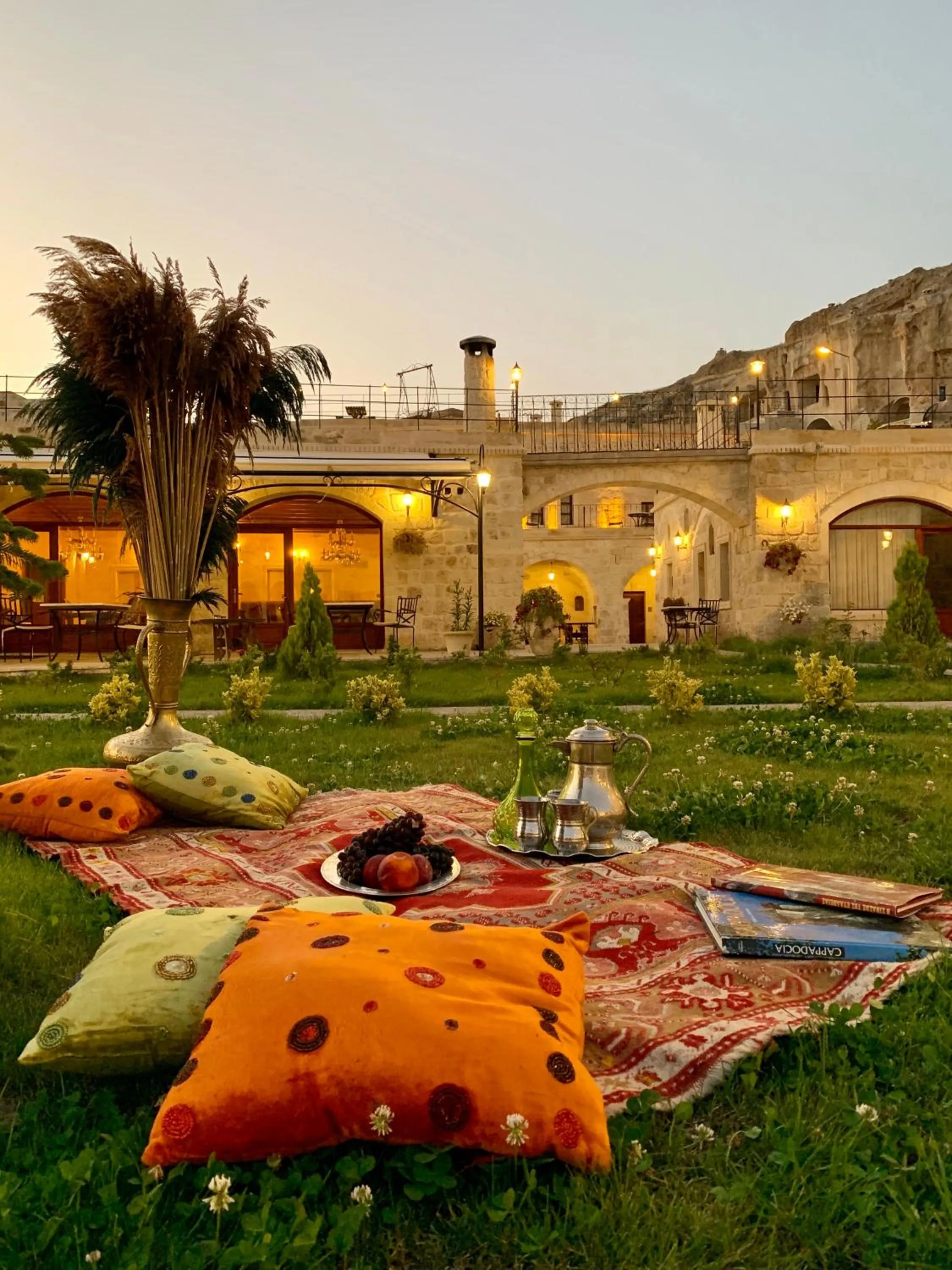 Restaurant/places to eat in Zeydem Suites