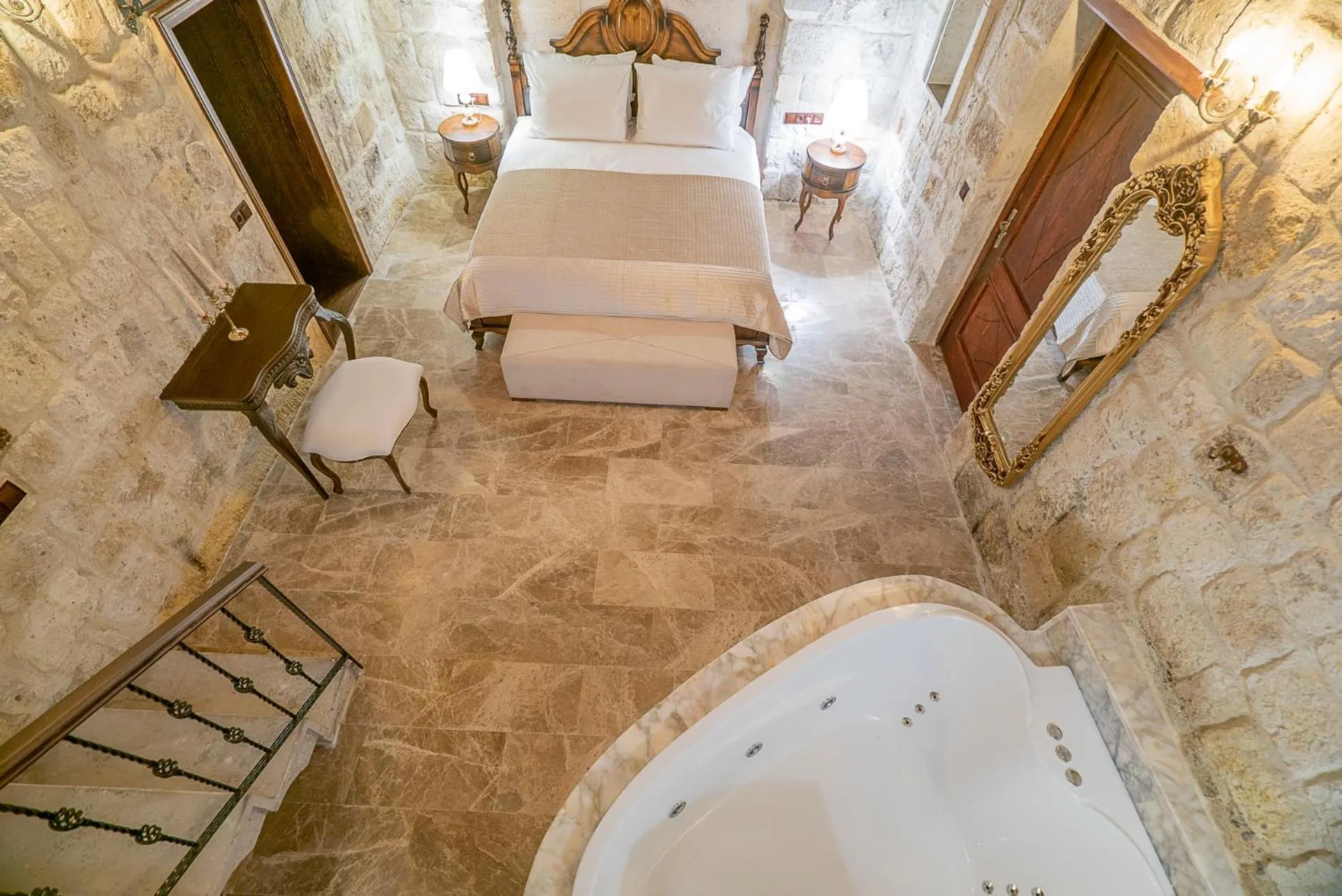 Hot Tub, Bed in Zeydem Suites