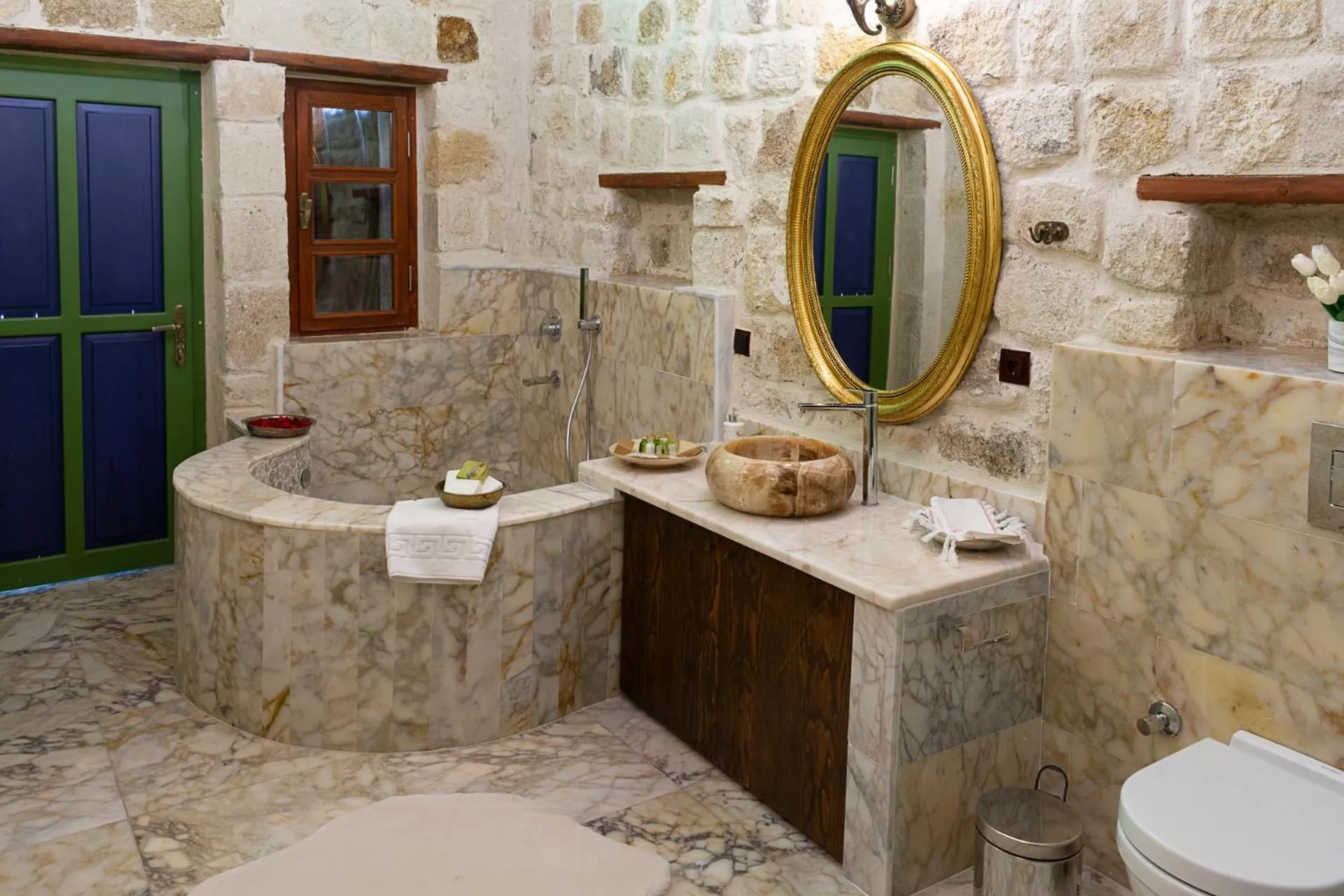 Toilet in Zeydem Suites