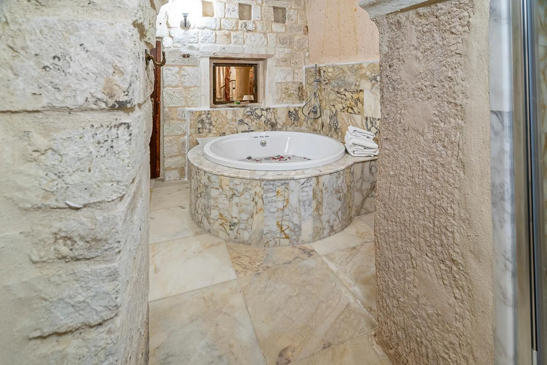 Hot Tub in Zeydem Suites