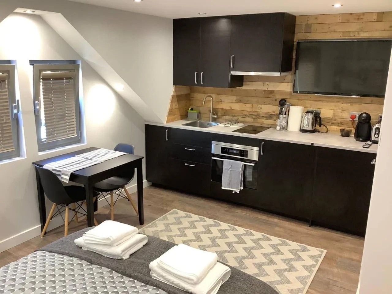 Kitchen or kitchenette in Carolyn’s Place