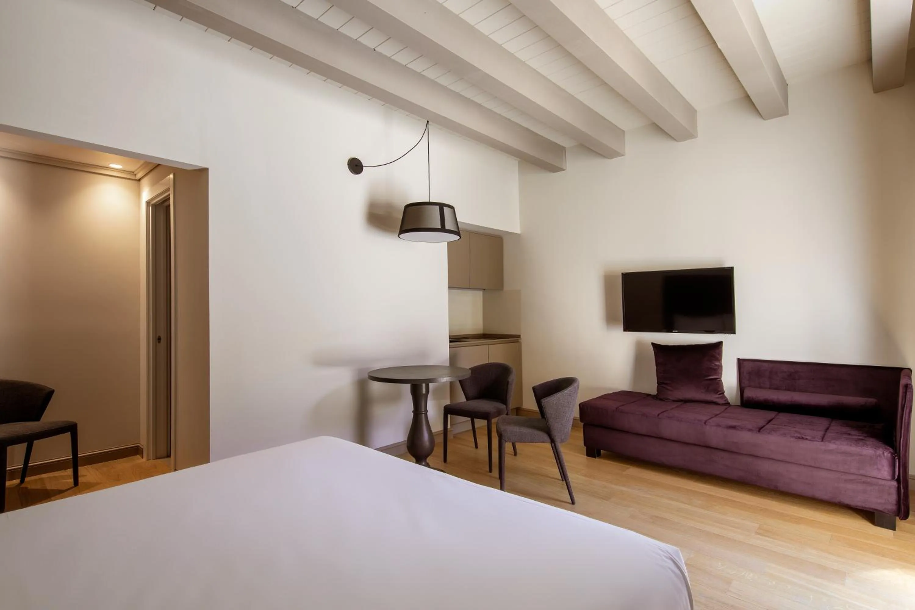 Kitchen or kitchenette, Bed in Opera35 Boutique Hotel