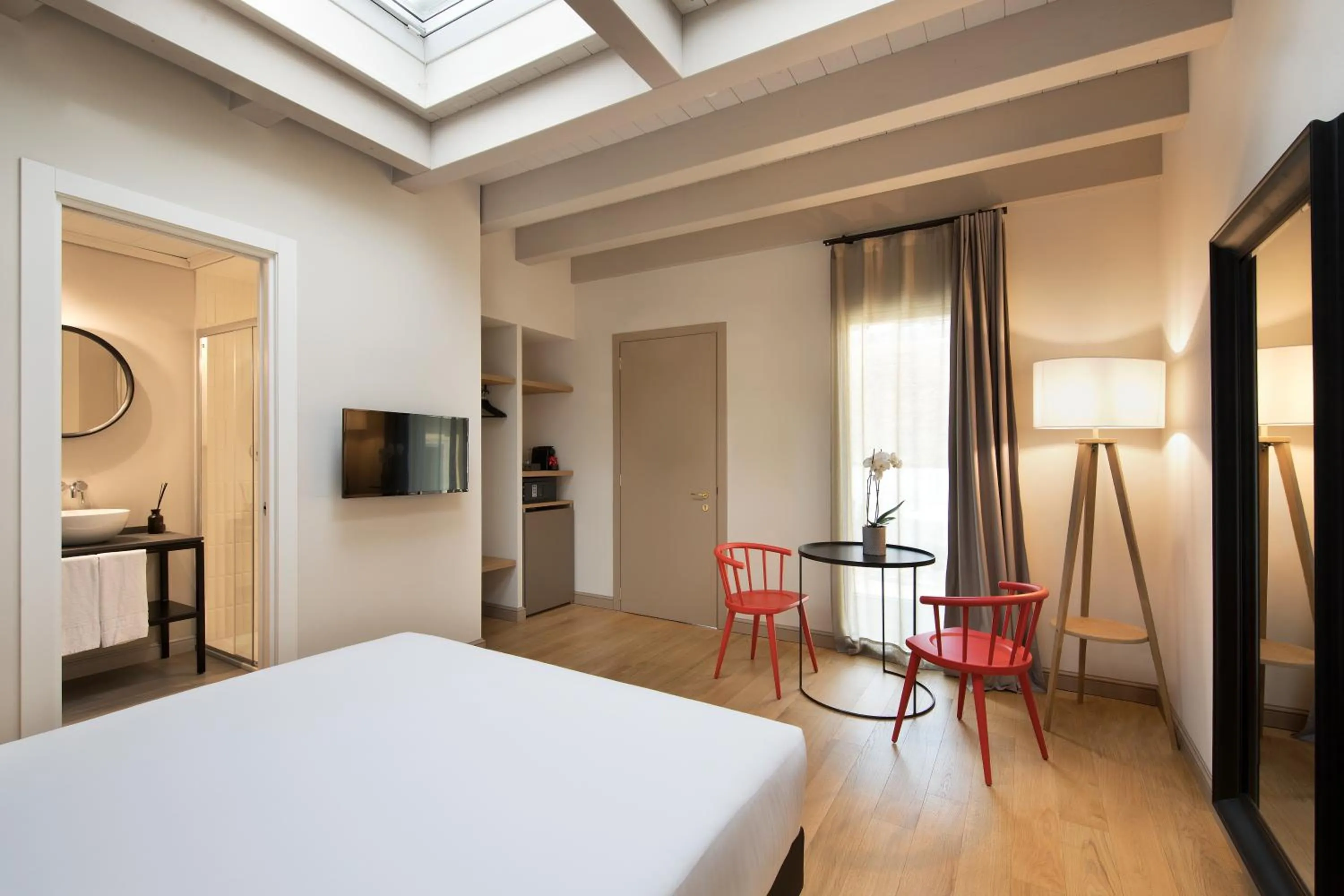 Photo of the whole room, Bed in Opera35 Boutique Hotel