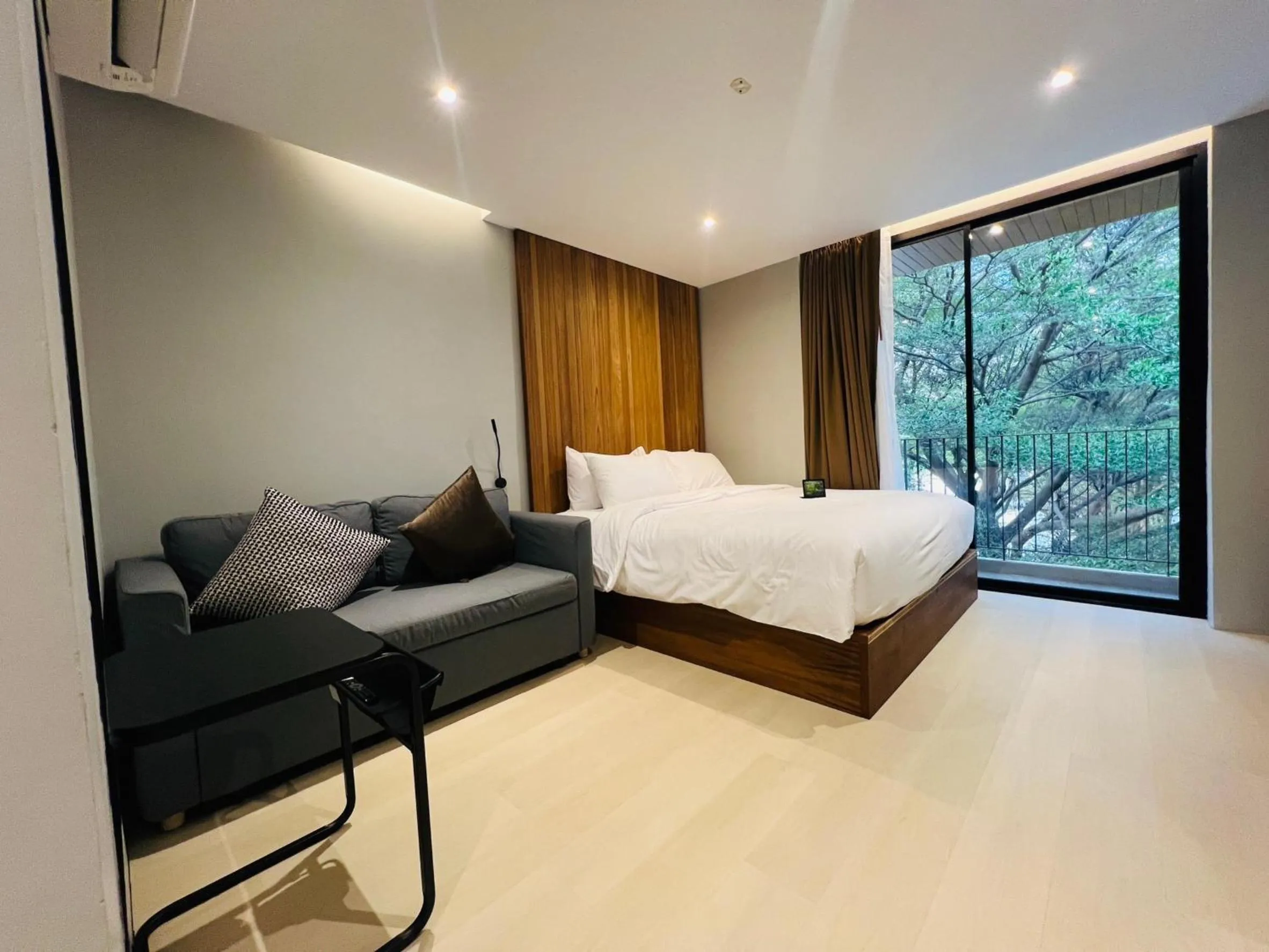 Bed in Woodstory Boutique Hotel