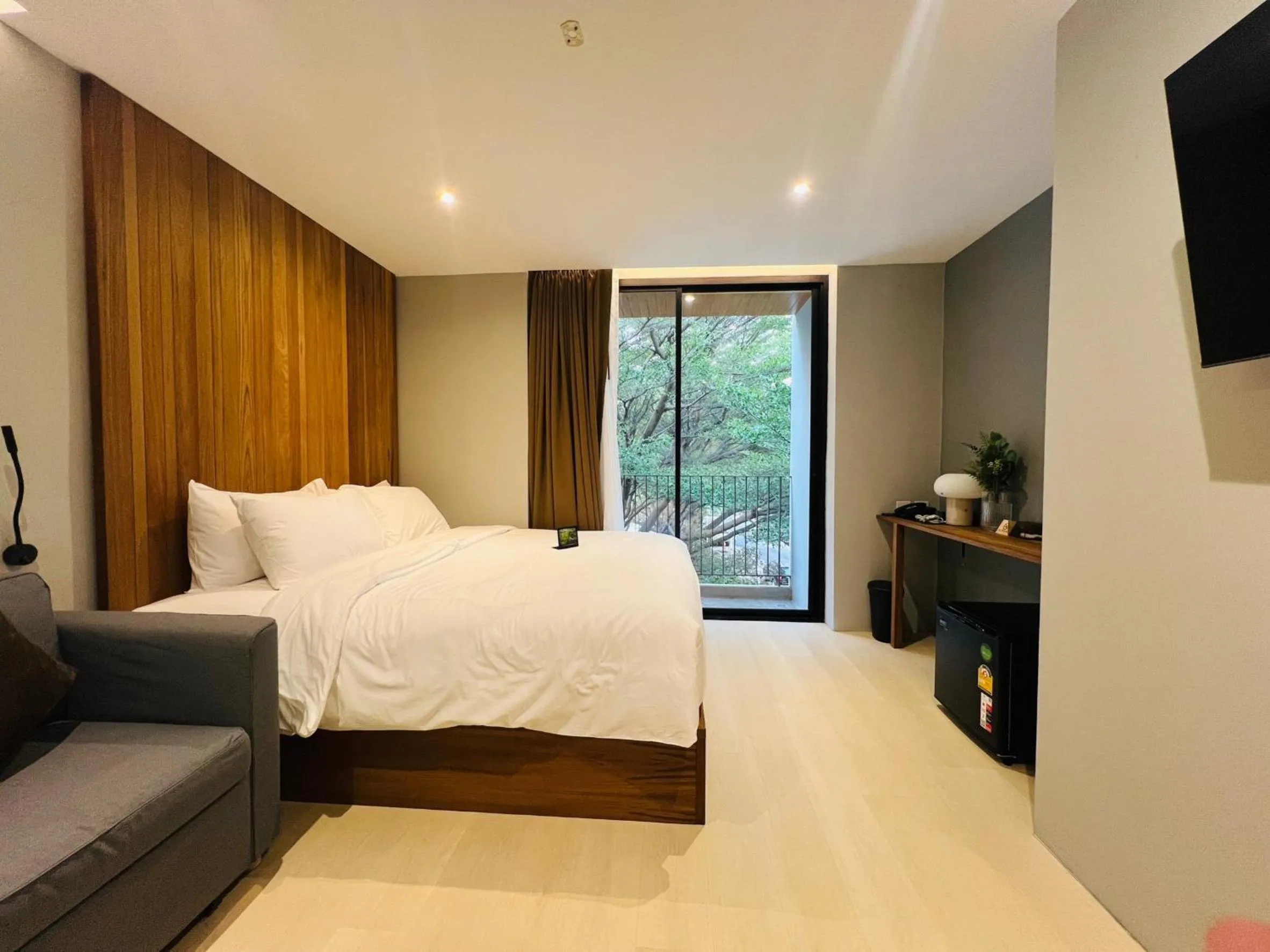 Photo of the whole room, Bed in Woodstory Boutique Hotel