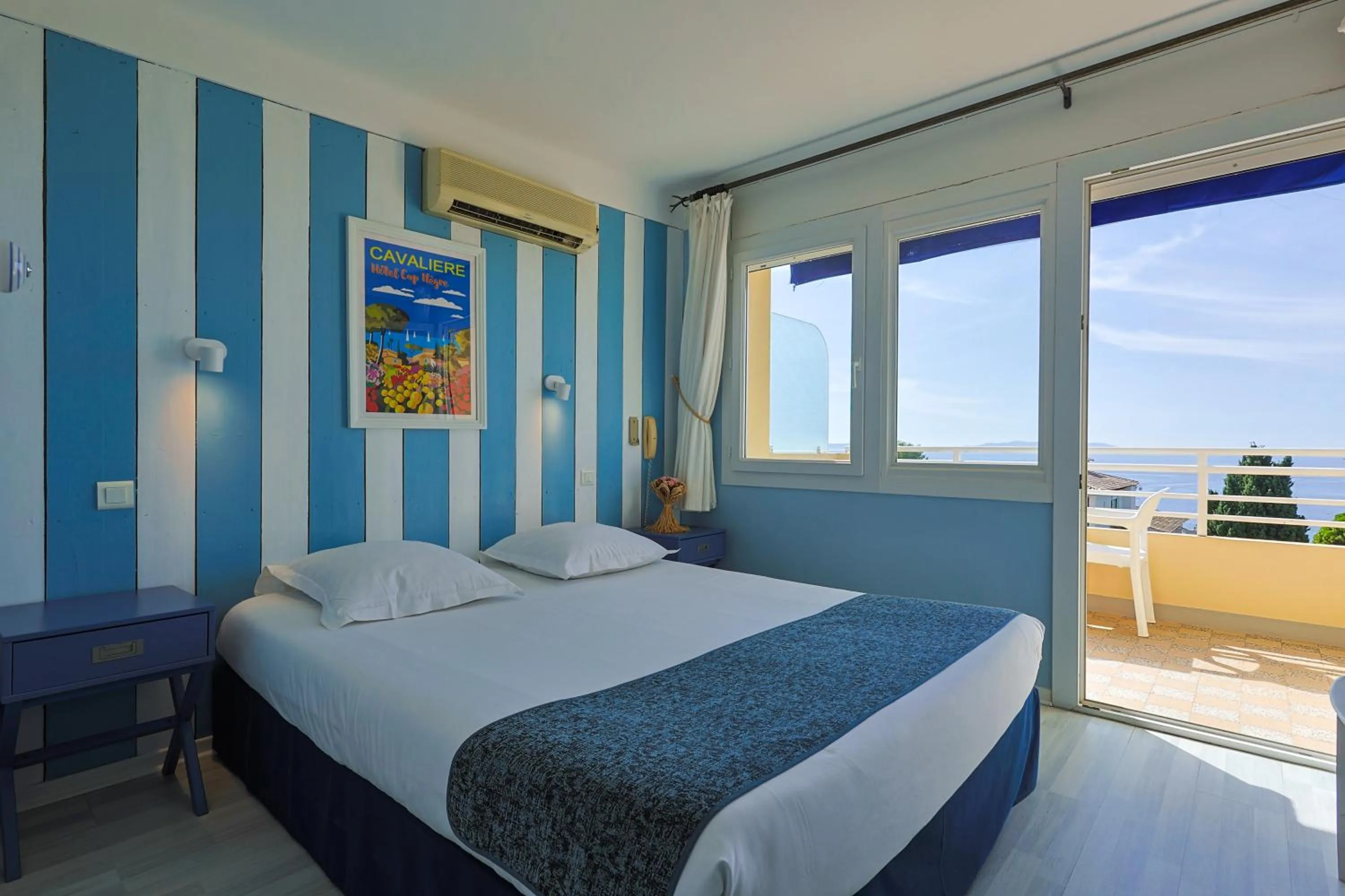 Balcony/Terrace, Bed in Cap Nègre Hôtel