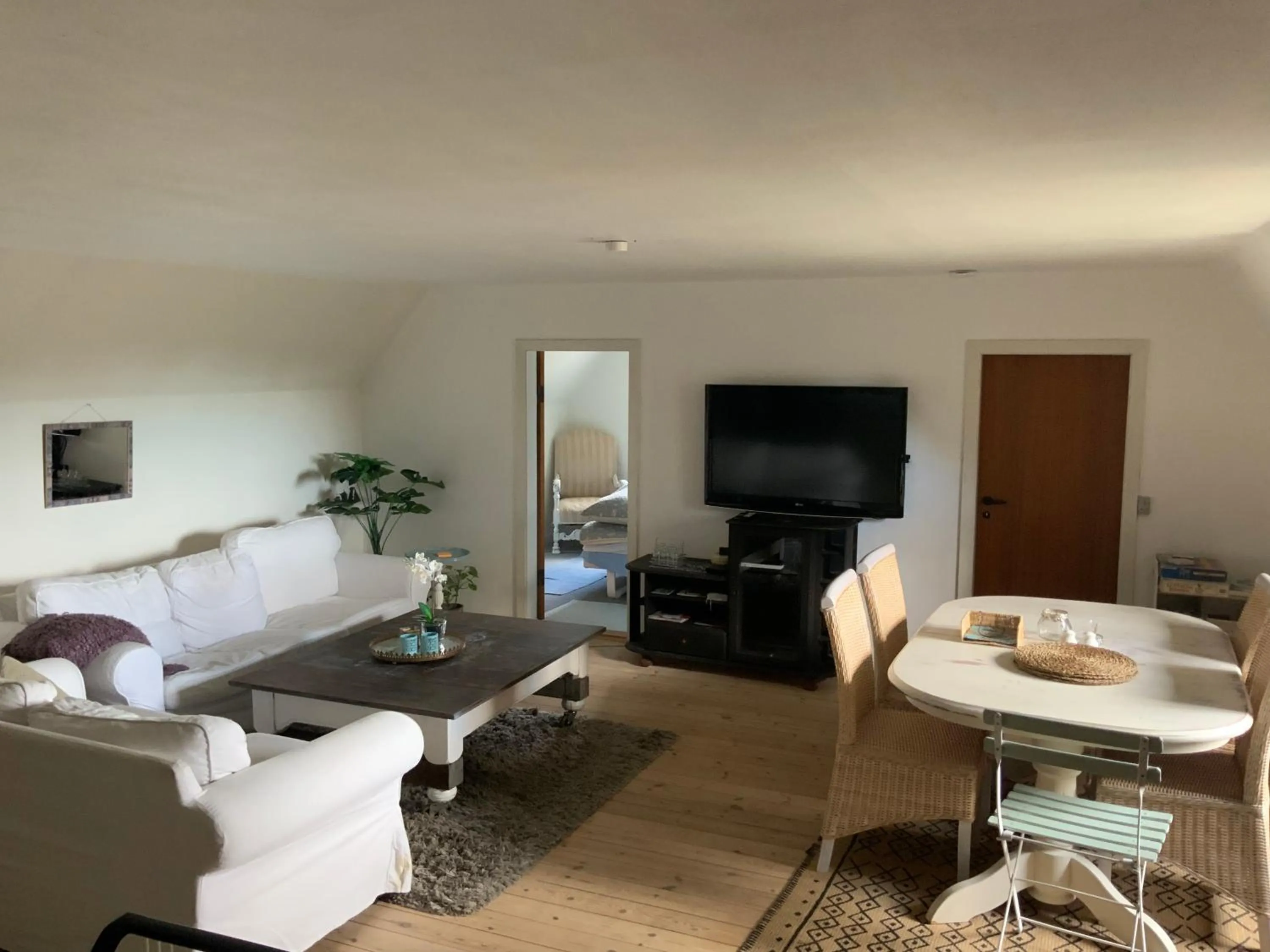 Communal lounge/ TV room in Den Gamle Apotekergaard