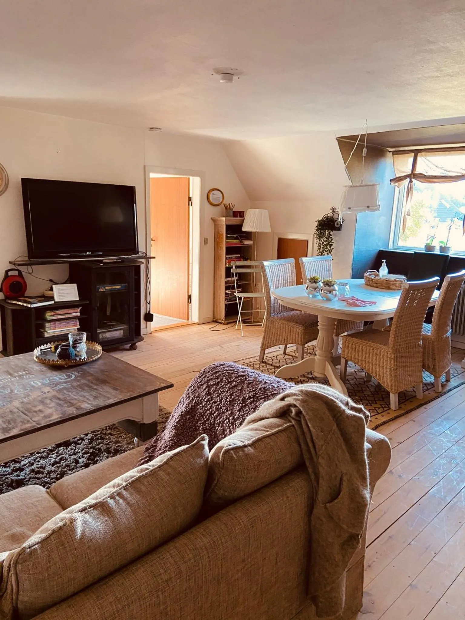 Communal lounge/ TV room in Den Gamle Apotekergaard