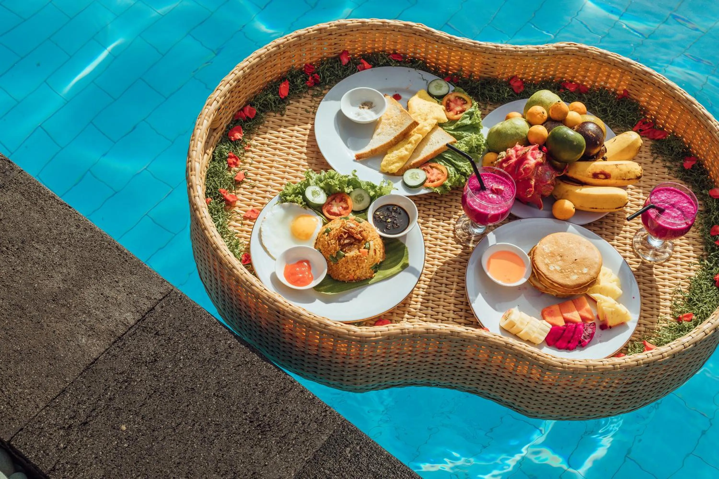 Food and drinks in Akusara Jungle Resort And Spa