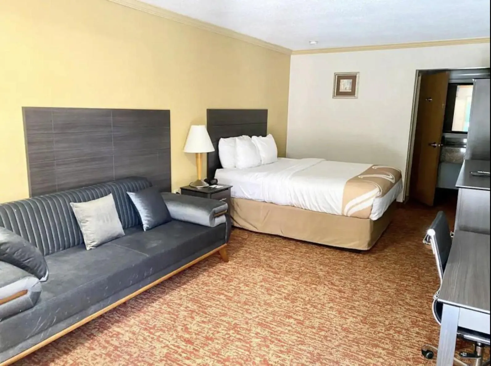 Bed in Hibiscus Inn & Suites