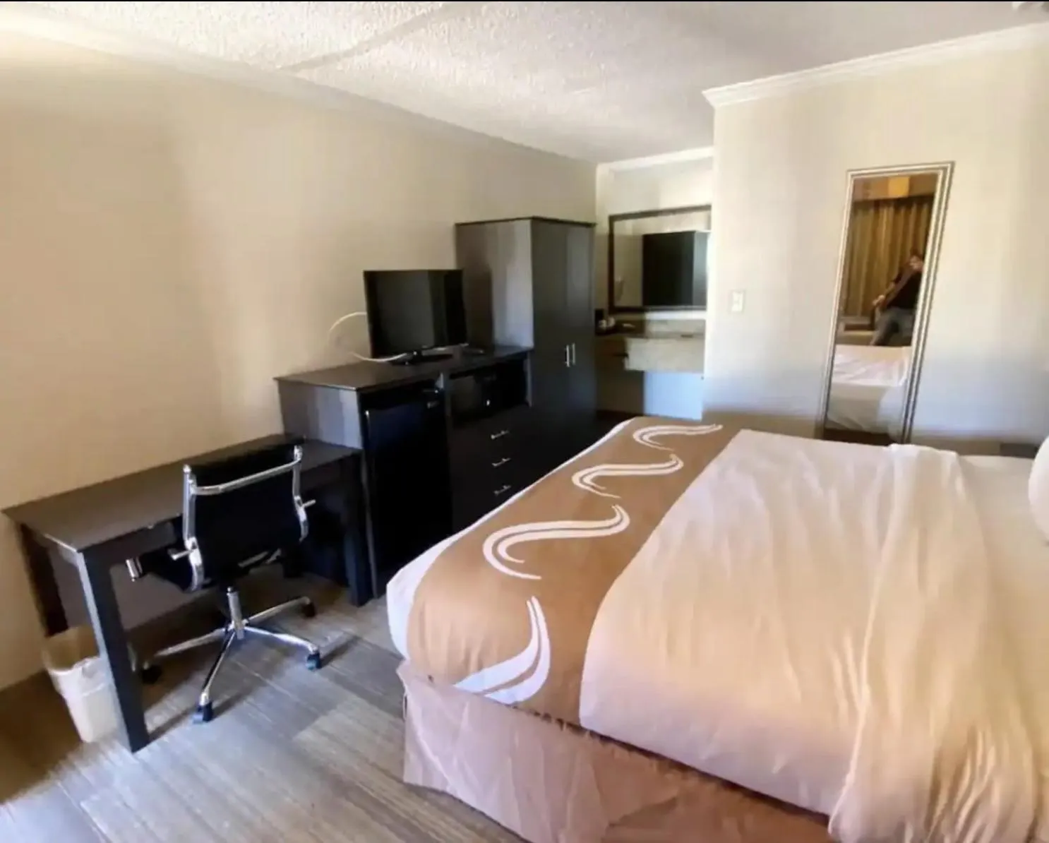 Bed in Hibiscus Inn & Suites