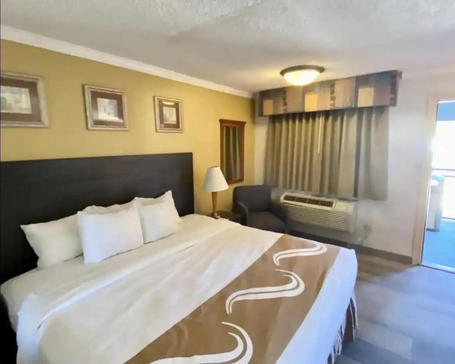 Bed in Hibiscus Inn & Suites
