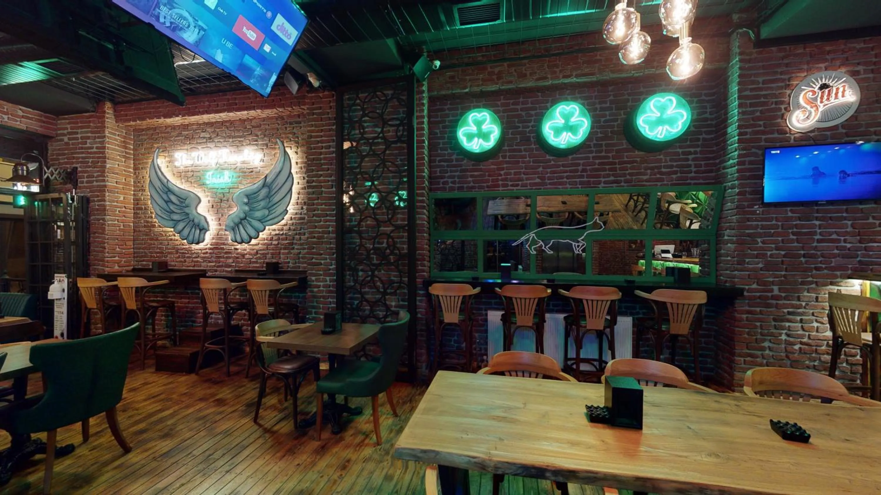 Restaurant/places to eat in The Wolf Hotel