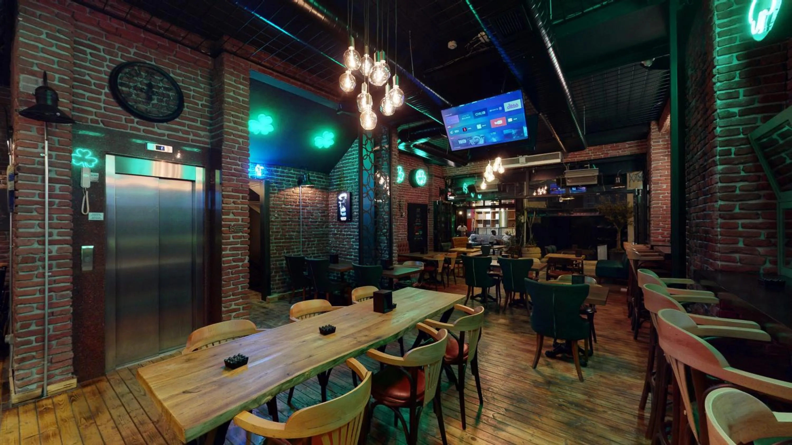 Restaurant/places to eat in The Wolf Hotel