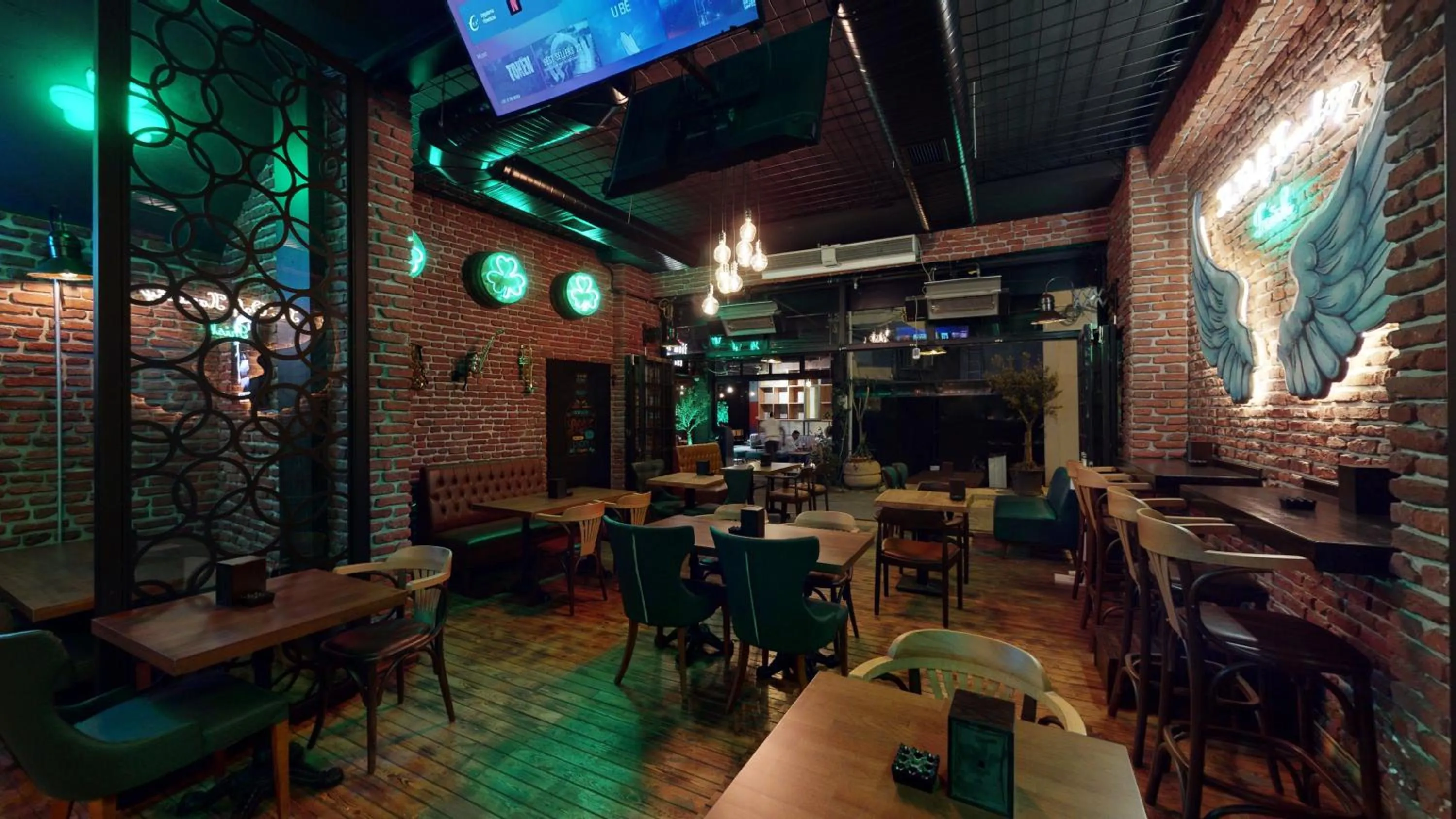 Restaurant/places to eat in The Wolf Hotel