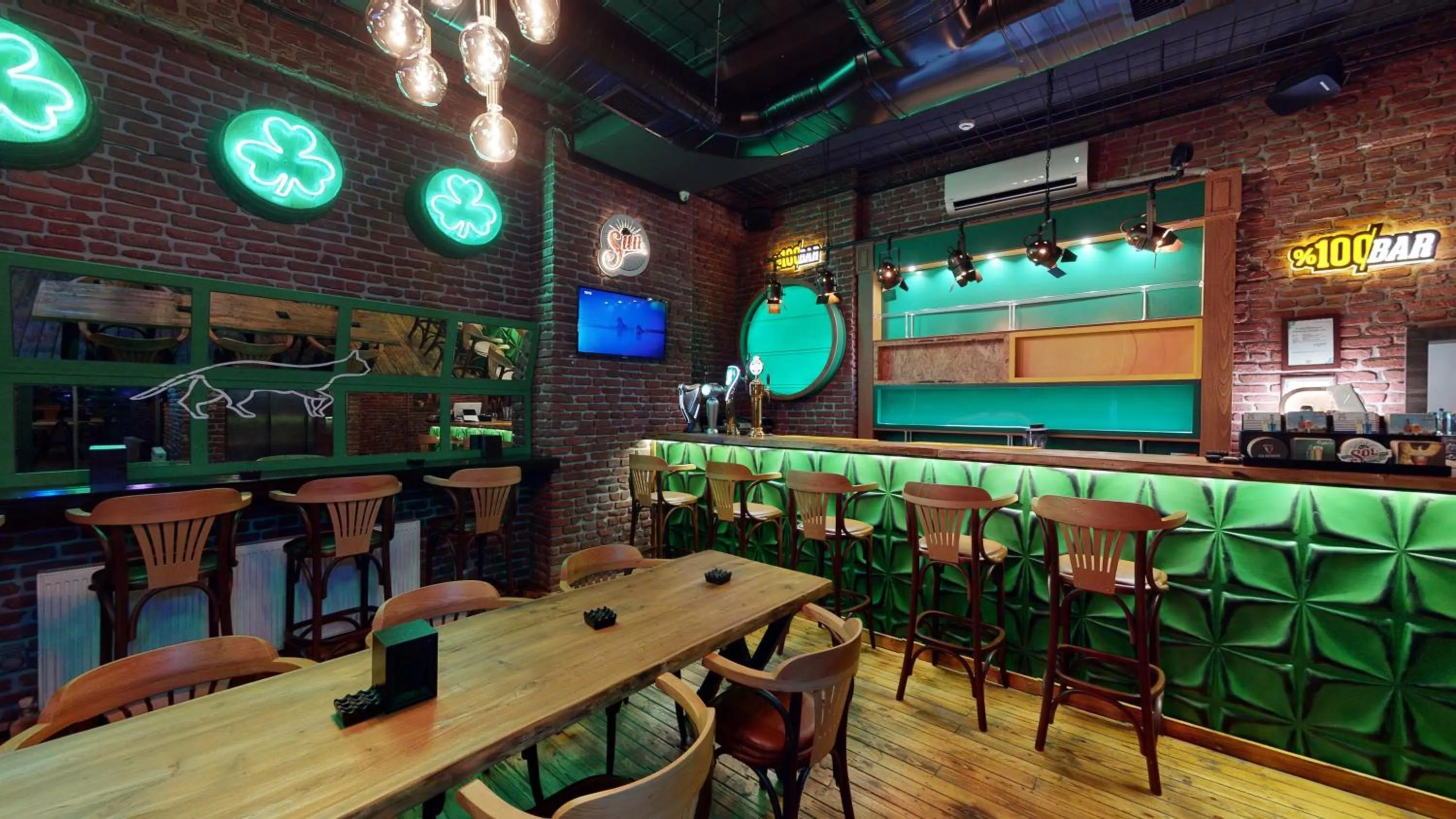 Restaurant/places to eat in The Wolf Hotel