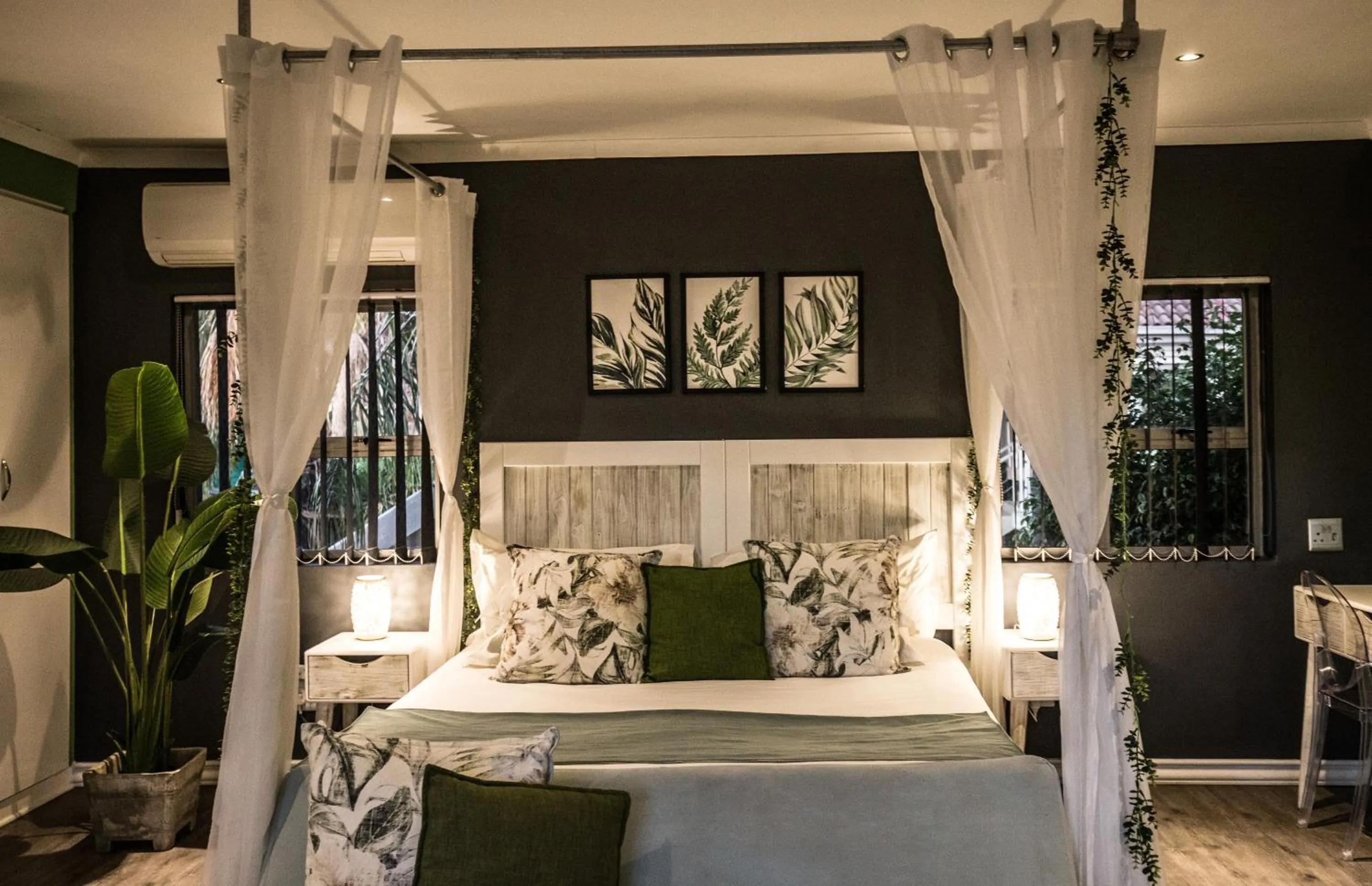 Shower, Bed in Club Cocomo