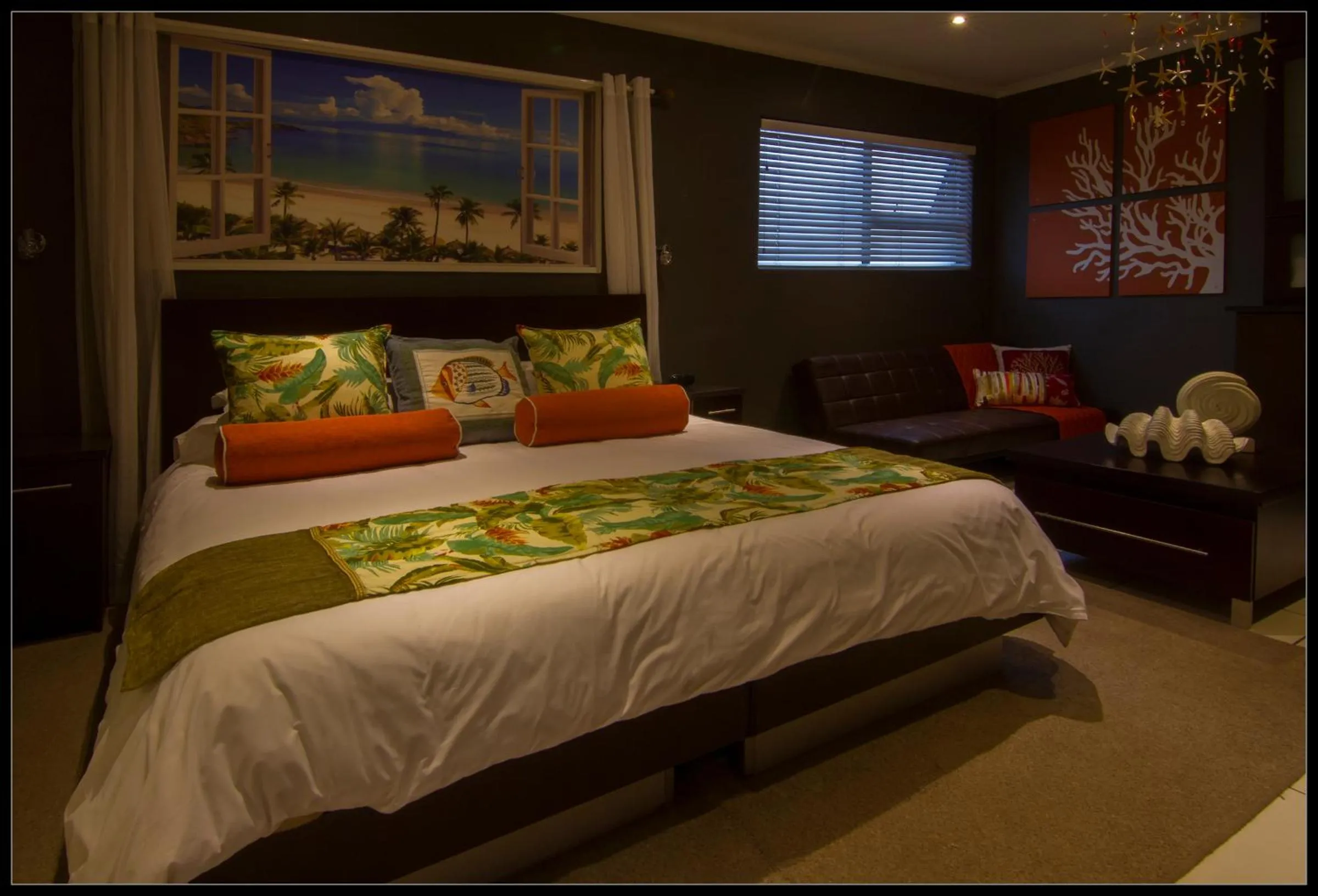 Shower, Bed in Club Cocomo