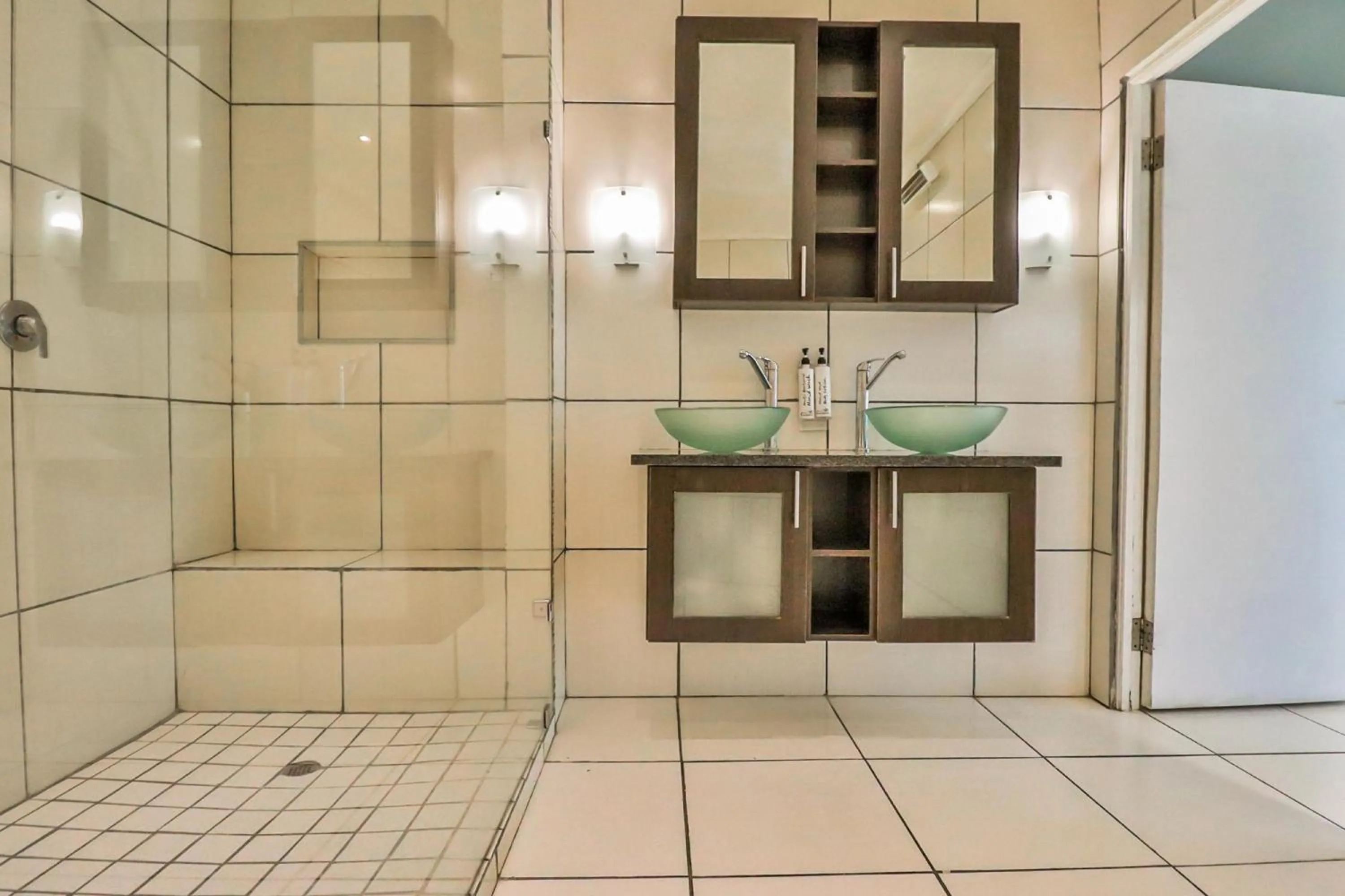 Shower in Club Cocomo