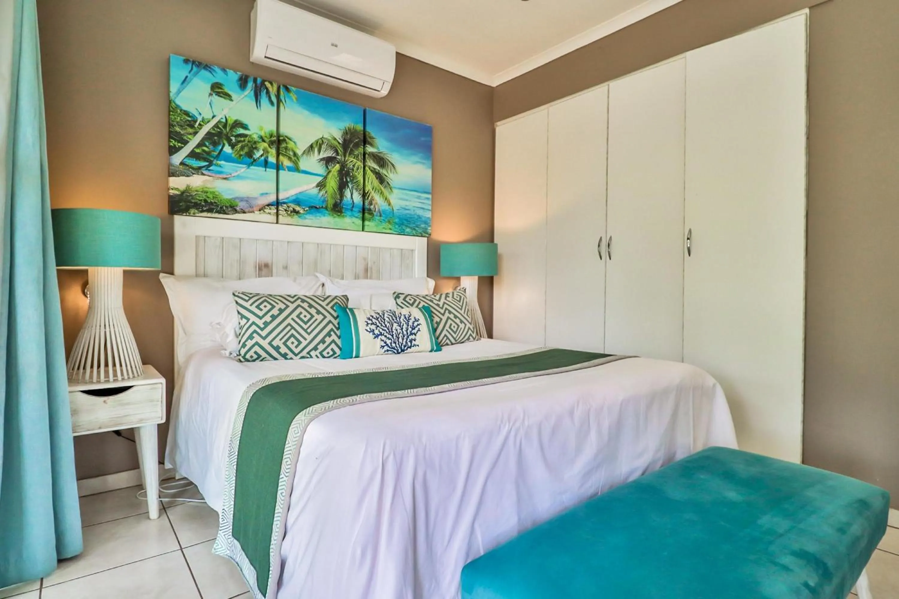 Shower, Bed in Club Cocomo