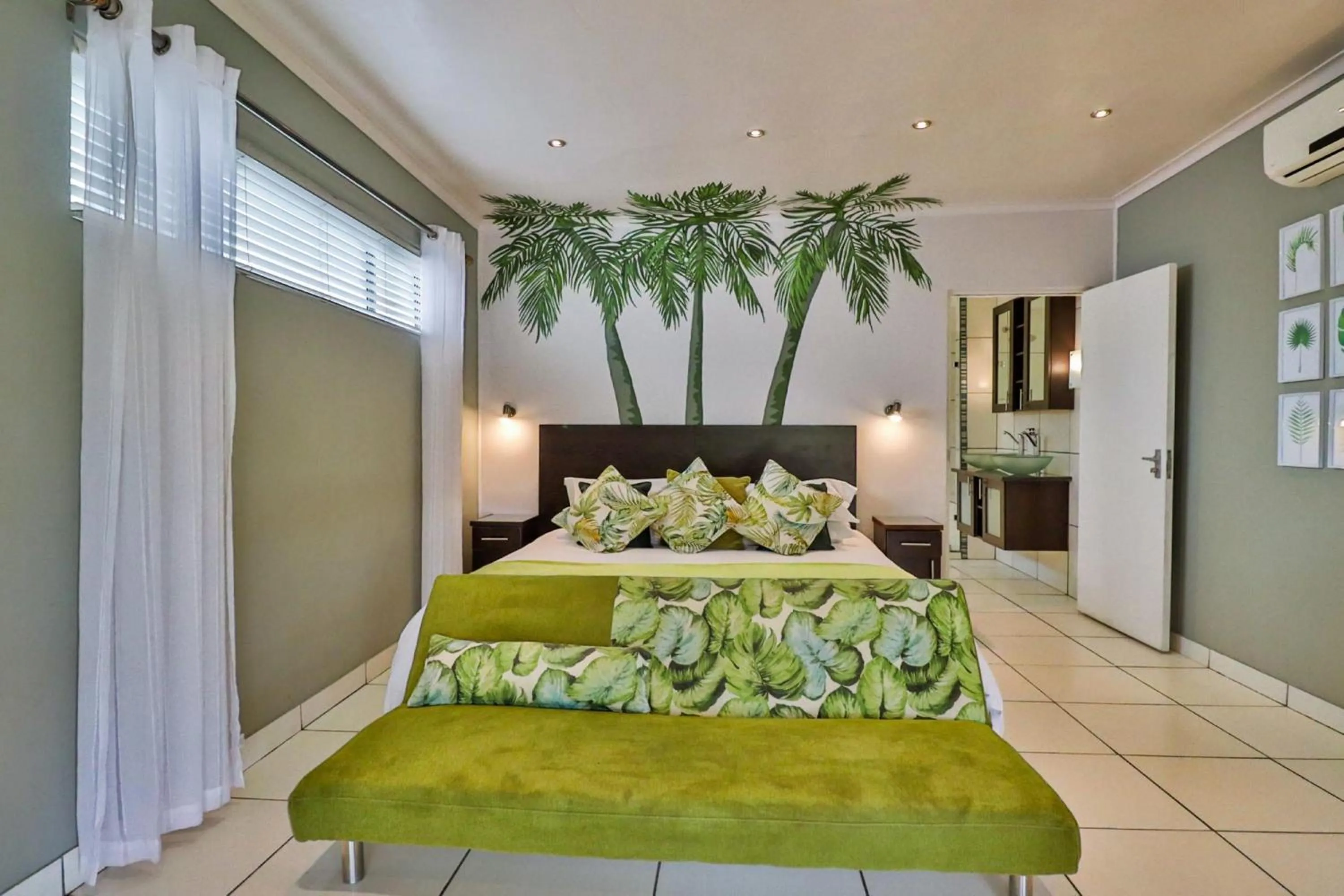 Shower, Bed in Club Cocomo