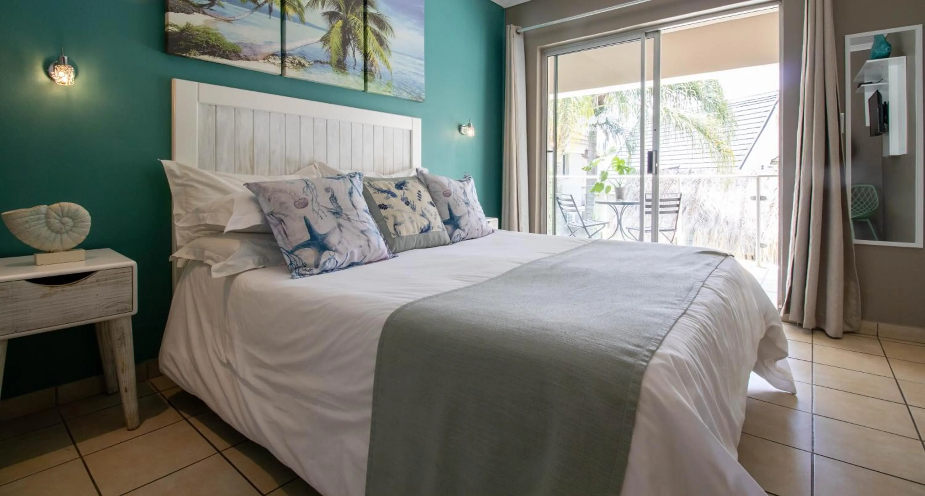 Shower, Bed in Club Cocomo