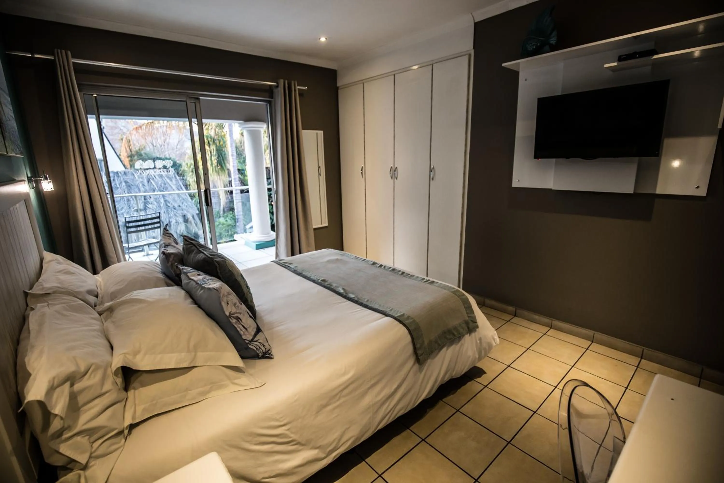 Shower, Bed in Club Cocomo