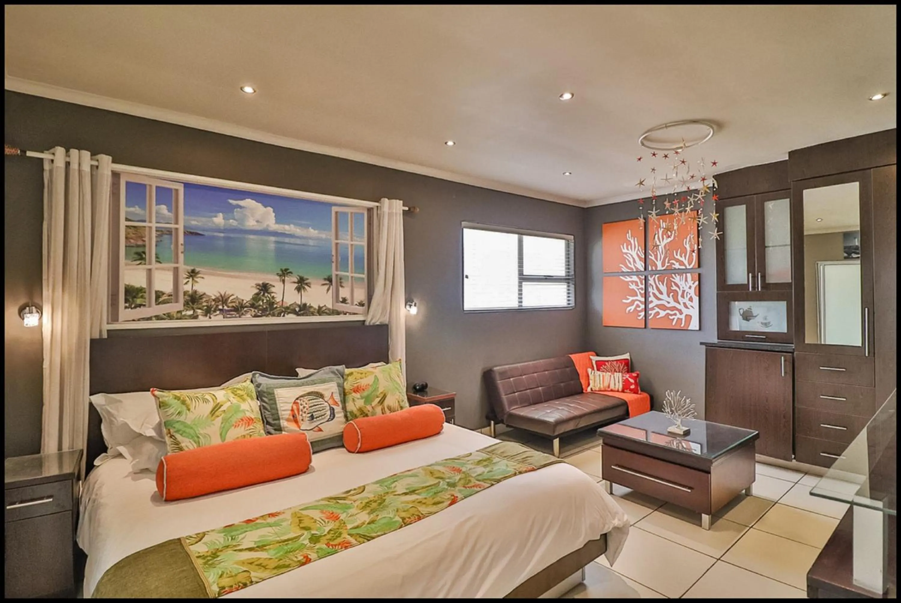 Shower, Bed in Club Cocomo