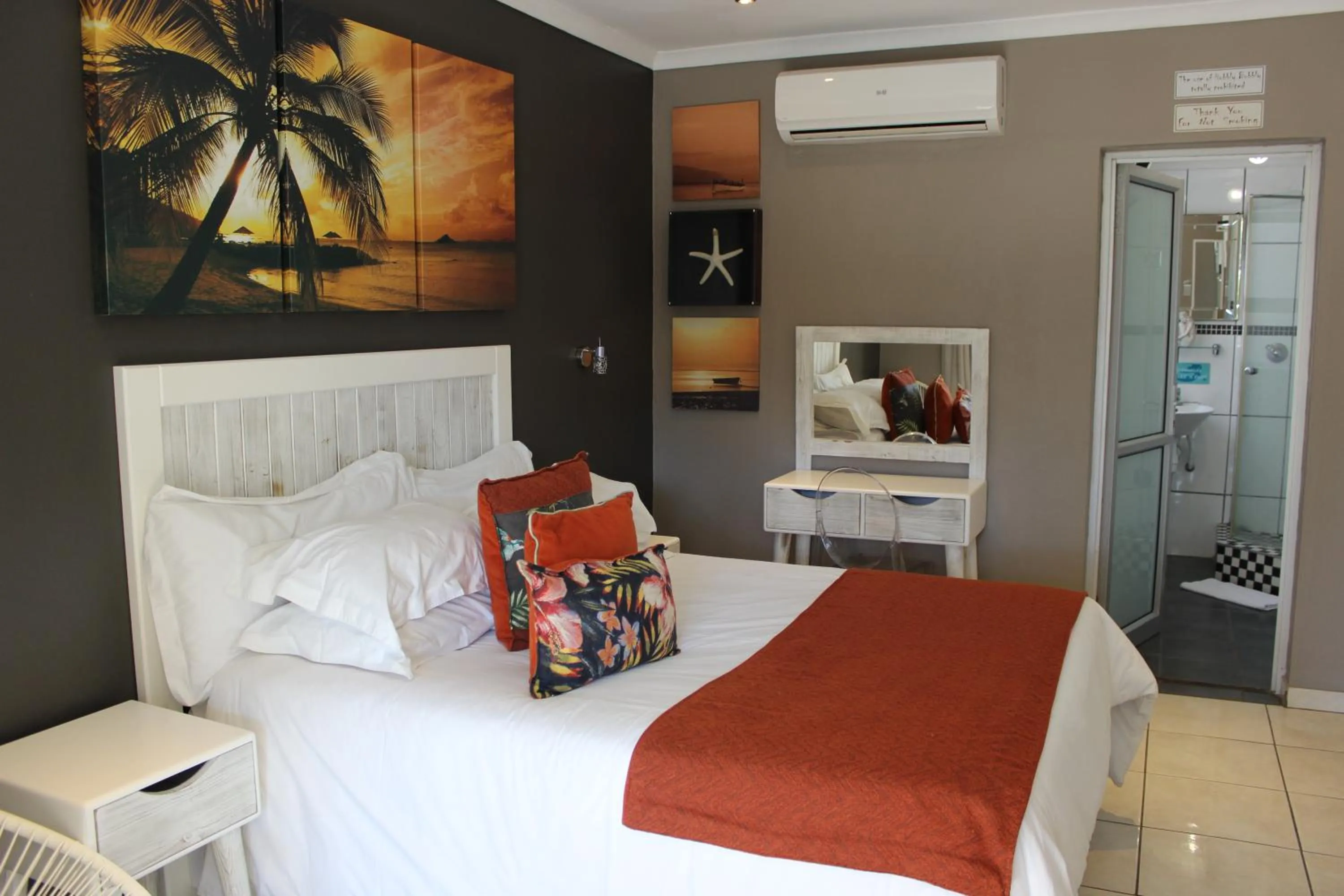 Shower, Bed in Club Cocomo