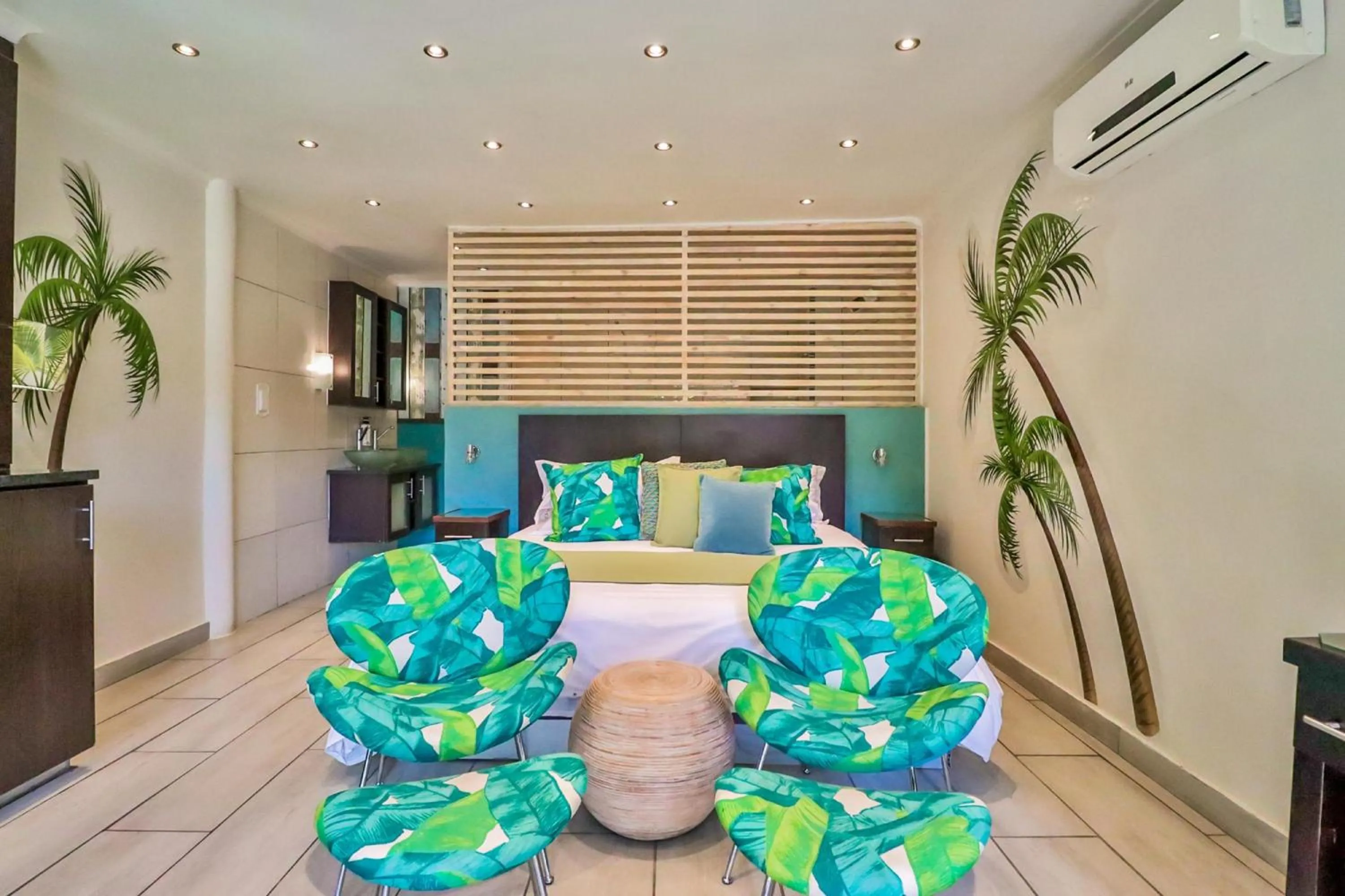 Shower, Bed in Club Cocomo