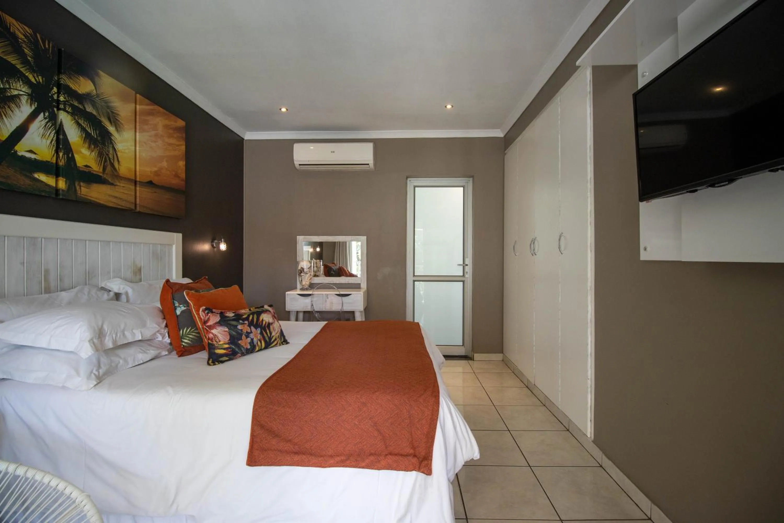 Shower, Bed in Club Cocomo