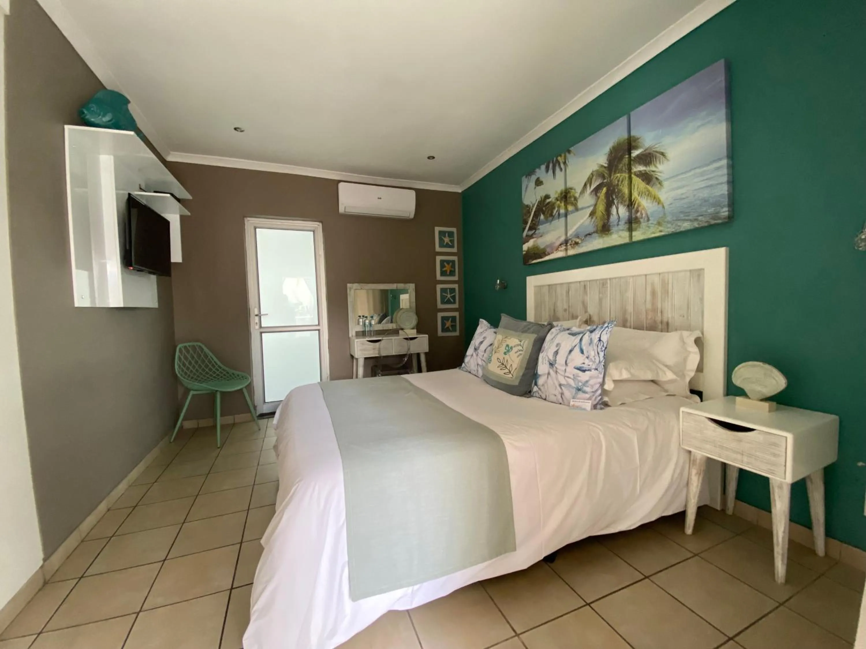 Shower, Bed in Club Cocomo