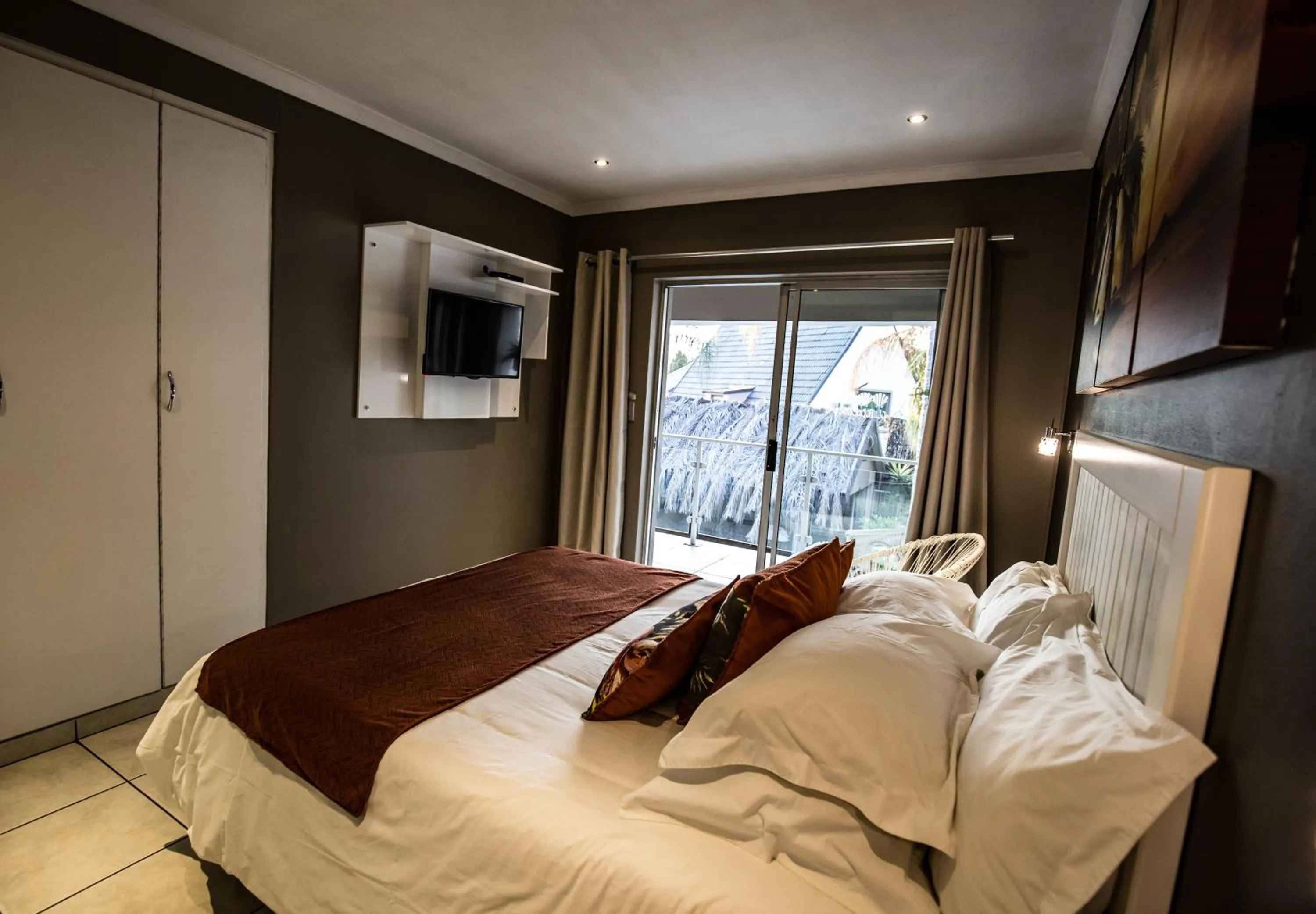 Shower, Bed in Club Cocomo