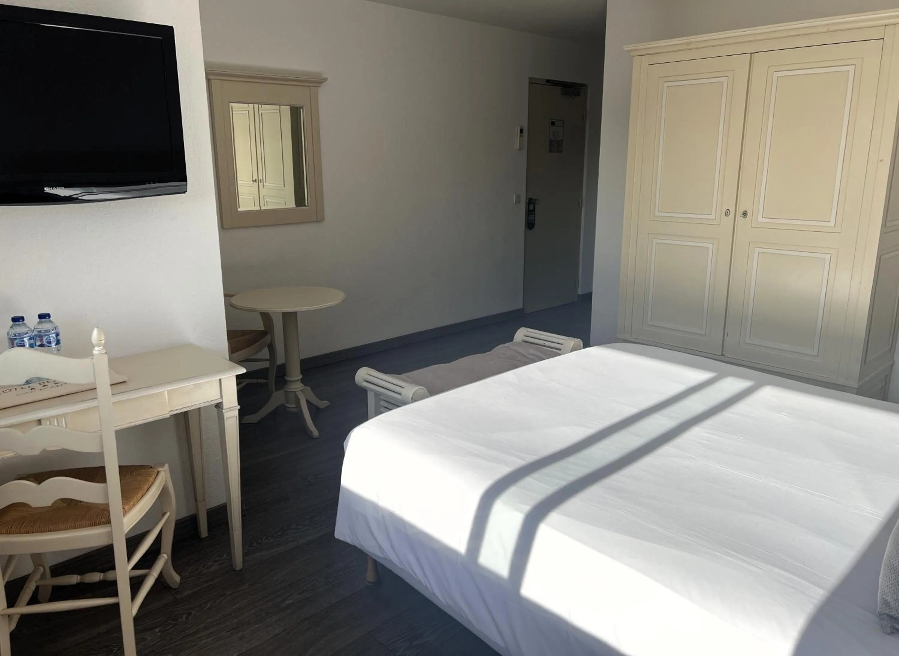 Bedroom, Bed in Hôtel Beau Site - Cap d'Antibes