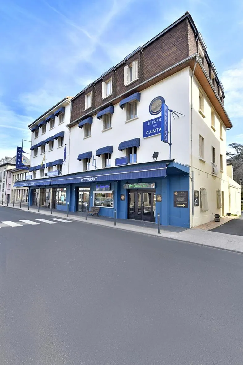 Facade/entrance in Les Portes du Cantal