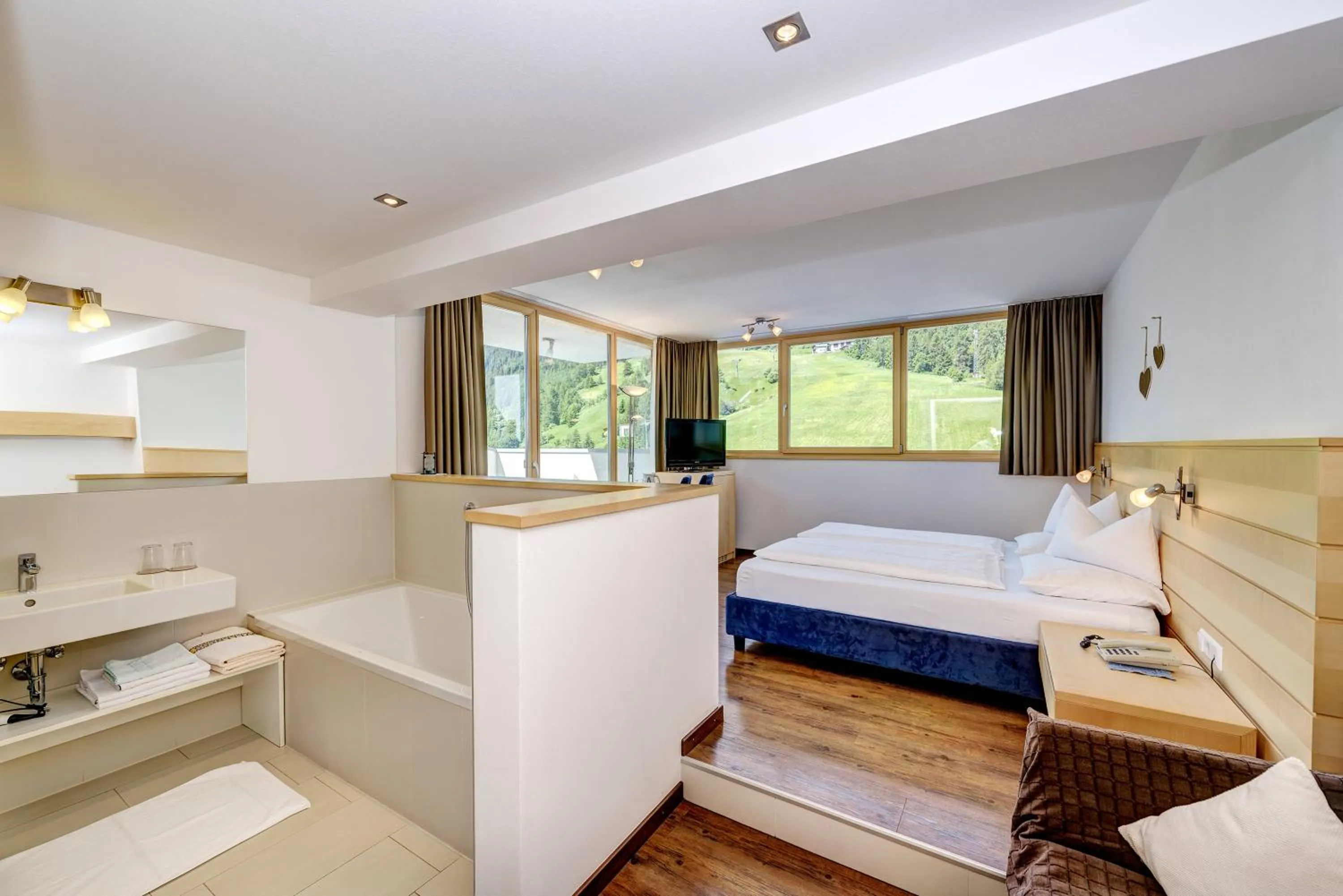 Photo of the whole room, Bed in Garni Apparthotel St Valentin