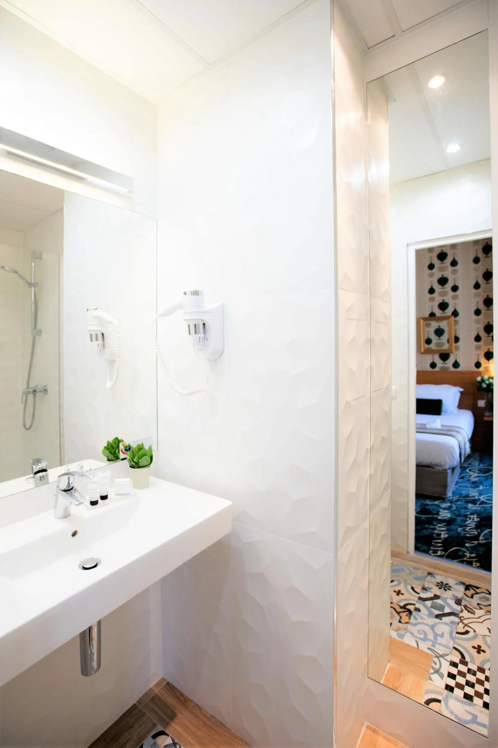 Bathroom in Hotel Romance Malesherbes by Patrick Hayat