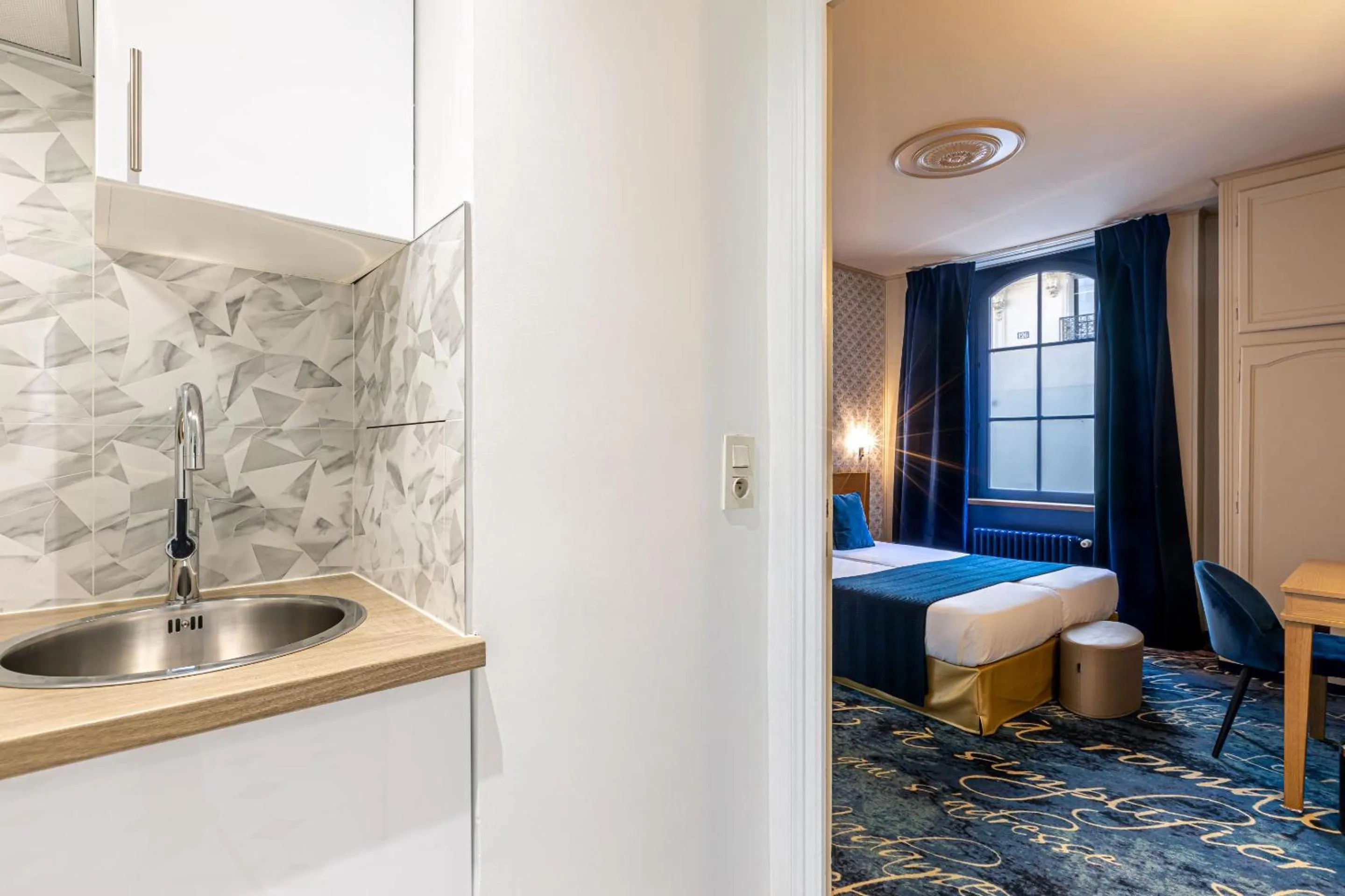 Kitchen or kitchenette, Bed in Hotel Romance Malesherbes by Patrick Hayat